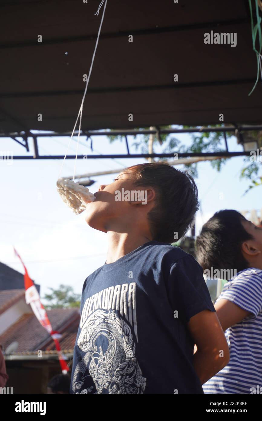 Des enfants participent à un concours de crackers pour commémorer le jour de l'indépendance de l'Indonésie Banque D'Images