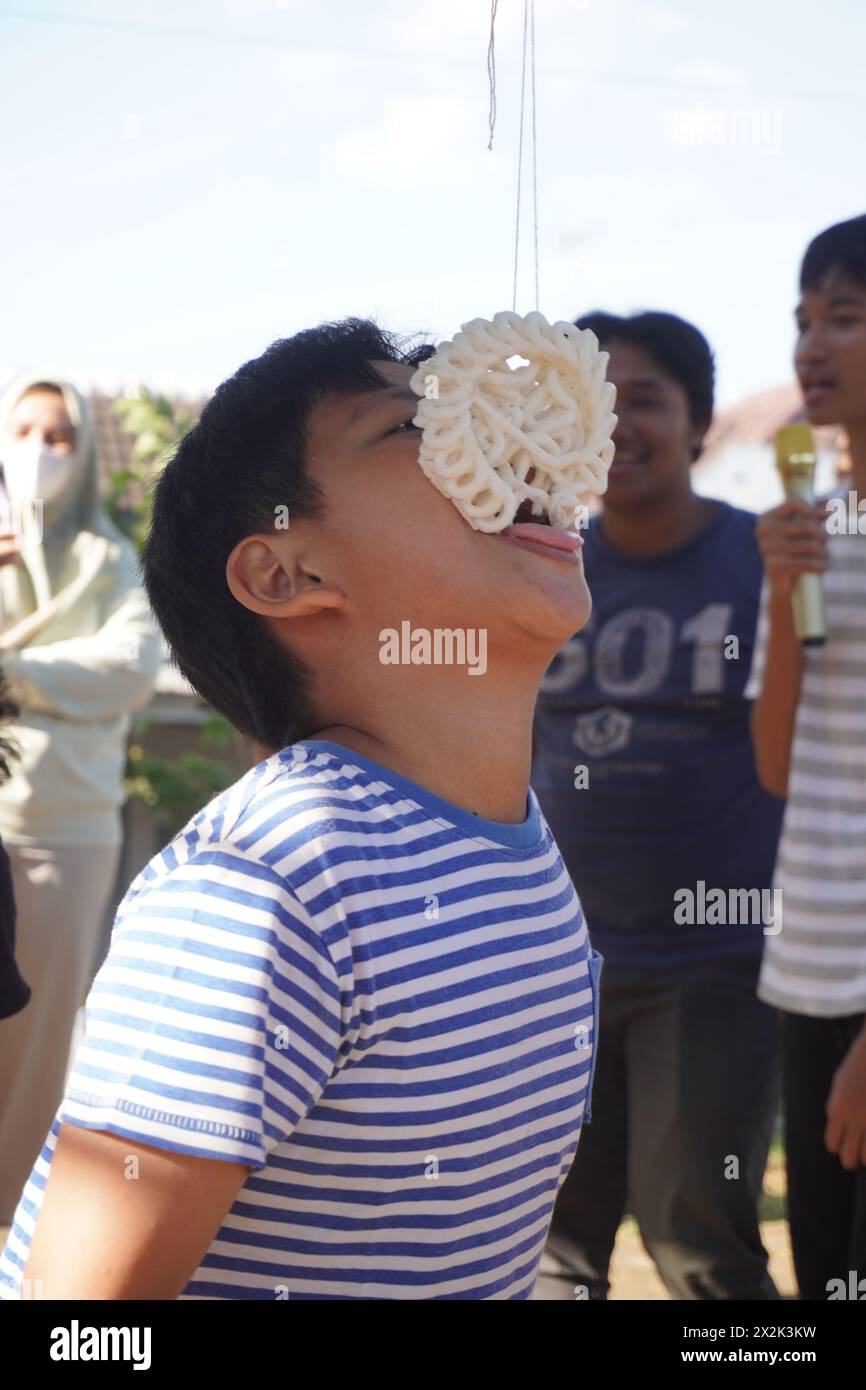 Des enfants participent à un concours de crackers pour commémorer le jour de l'indépendance de l'Indonésie Banque D'Images