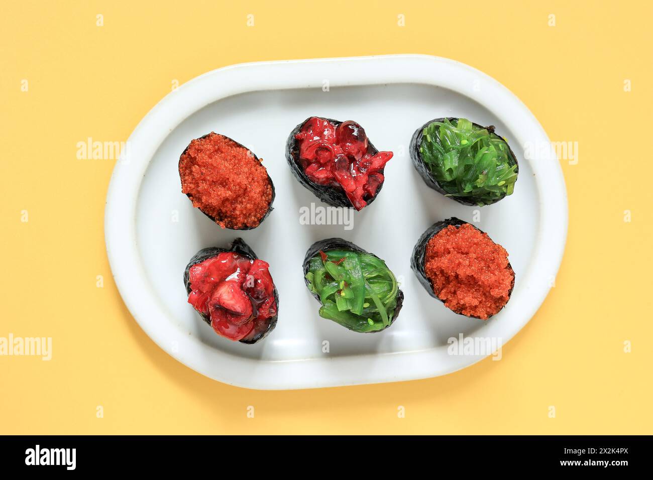 Vue de dessus Gunkan maki Sushi Woth Chuka Idako, Chuka Wakame et Ebiko topping Banque D'Images