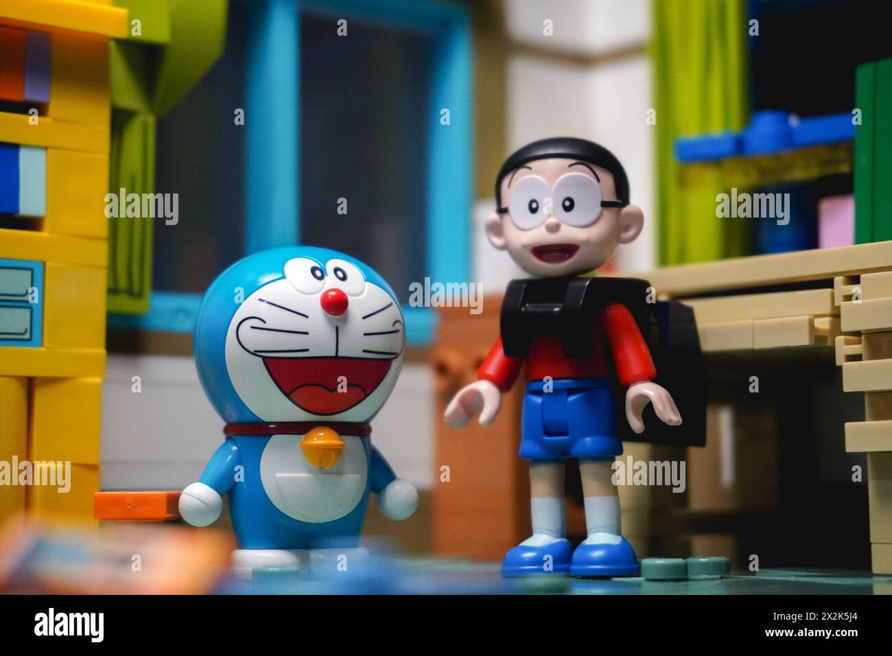 Doraemon et Nobita sont debout dans la chambre de Nobita tout en utilisant un sac à dos Banque D'Images