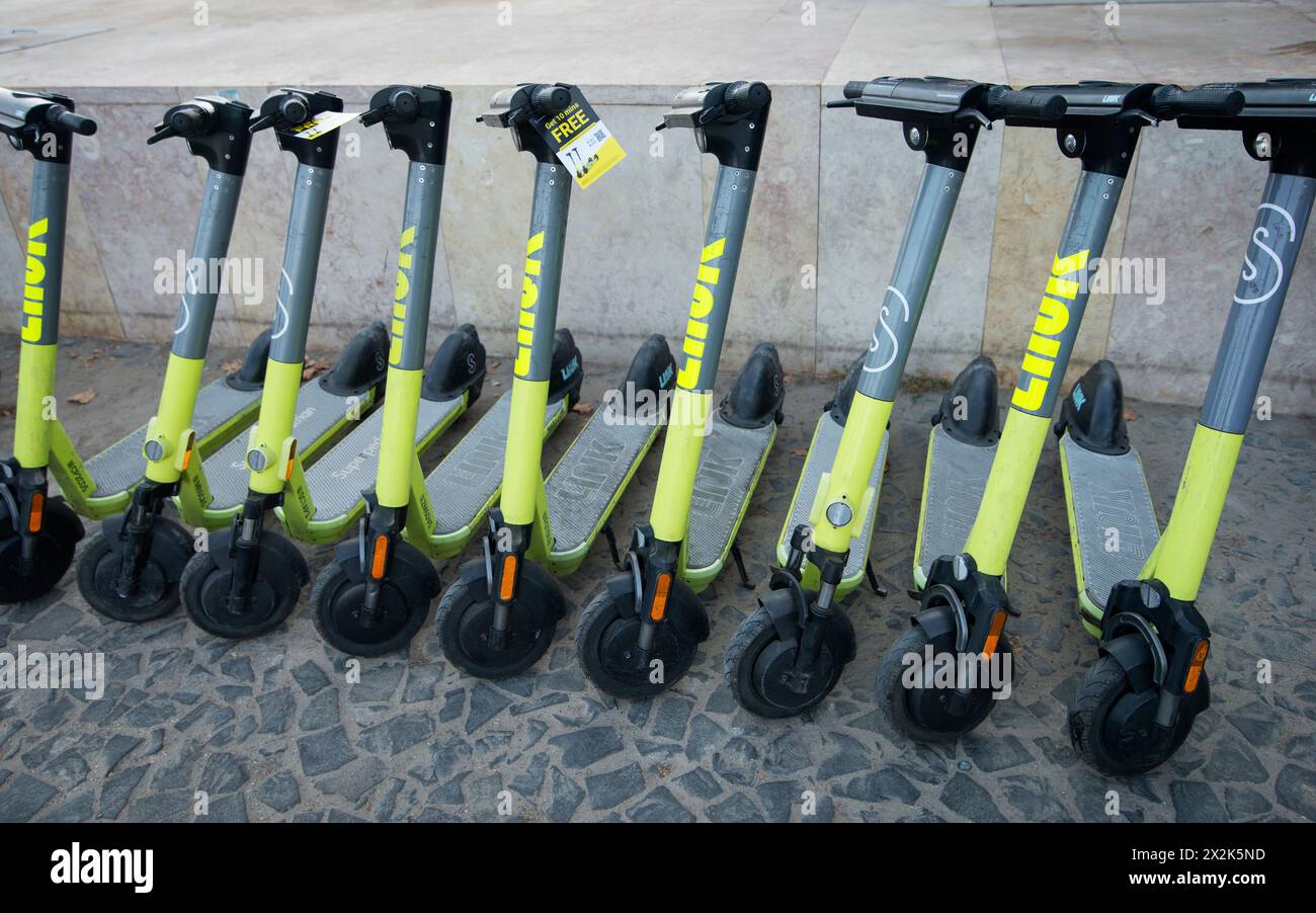 Scooters électriques Superpitrian / LINK (e-scooters) à louer sur Avenue Riberia das Naus, Lisbonne, Portugal. LINK est un scooter électrique partagé conçu et fabriqué par Superpitrian, une société de Cambridge, Massachusetts. Banque D'Images