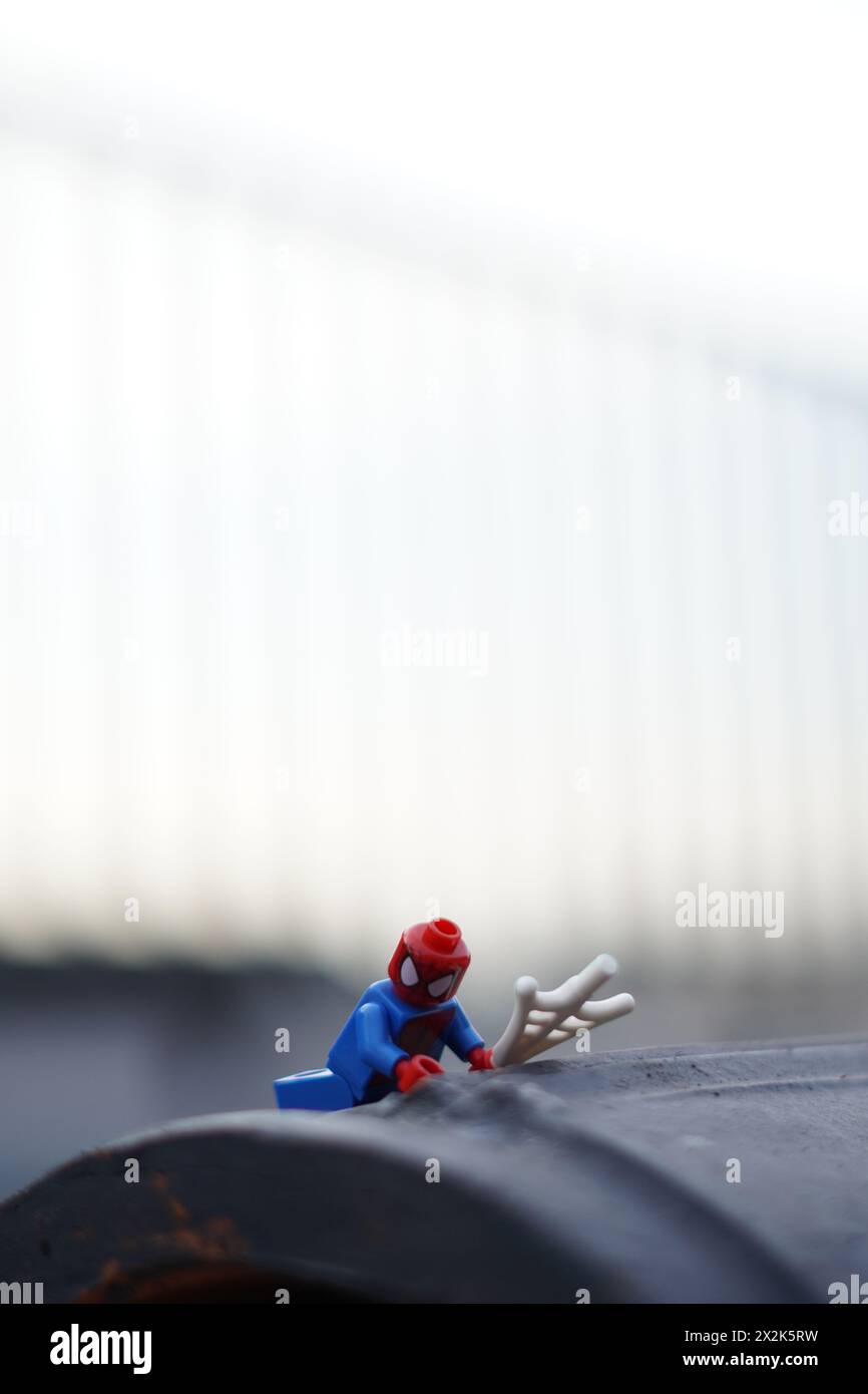 Figurine LEGO spiderman rampant avec fond flou et espace de copie Banque D'Images