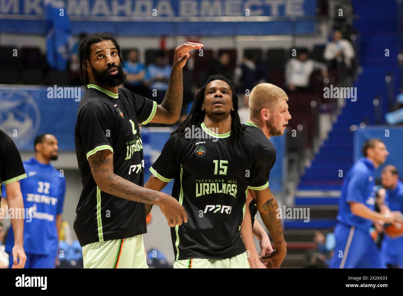 Saint-Pétersbourg, Russie. 22 avril 2024. Javonte Edwin Douglas, connu sous le nom de Javonte Douglas (15 ans), Octavius Ellis (l) d'Uralmash en action lors du match de basket-ball de la VTB United League, le premier match de la finale de la VTB United League 1/4, entre Zenit Saint Petersburg et Uralmash Yekaterinburg à la 'Kck Arena'. Score final ; Zenit 98:82 Uralmash. La partition dans la série ; Zenit 1:0 Uralmash. Crédit : SOPA images Limited/Alamy Live News Banque D'Images