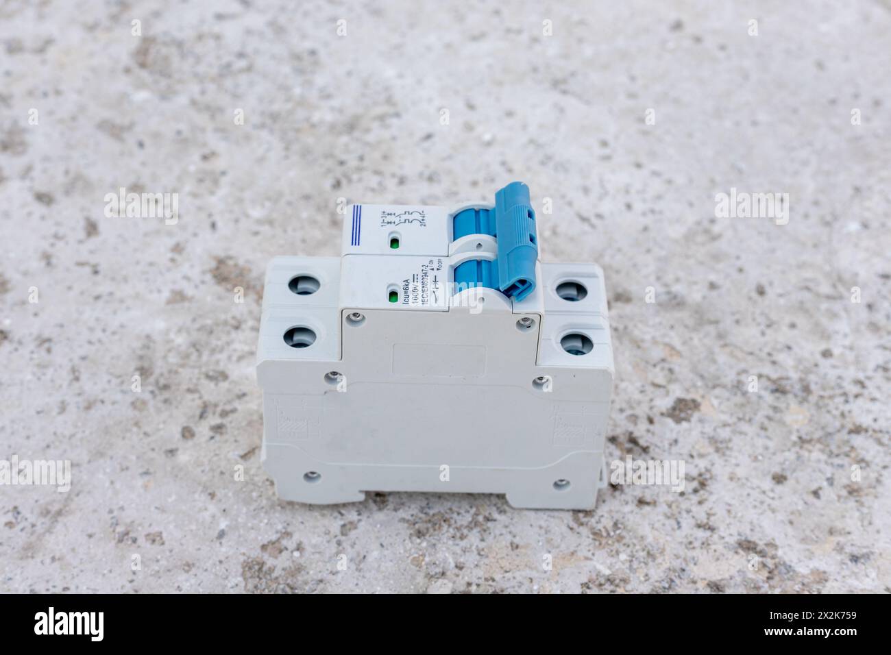 Disjoncteur électrique sur fond de béton Banque D'Images