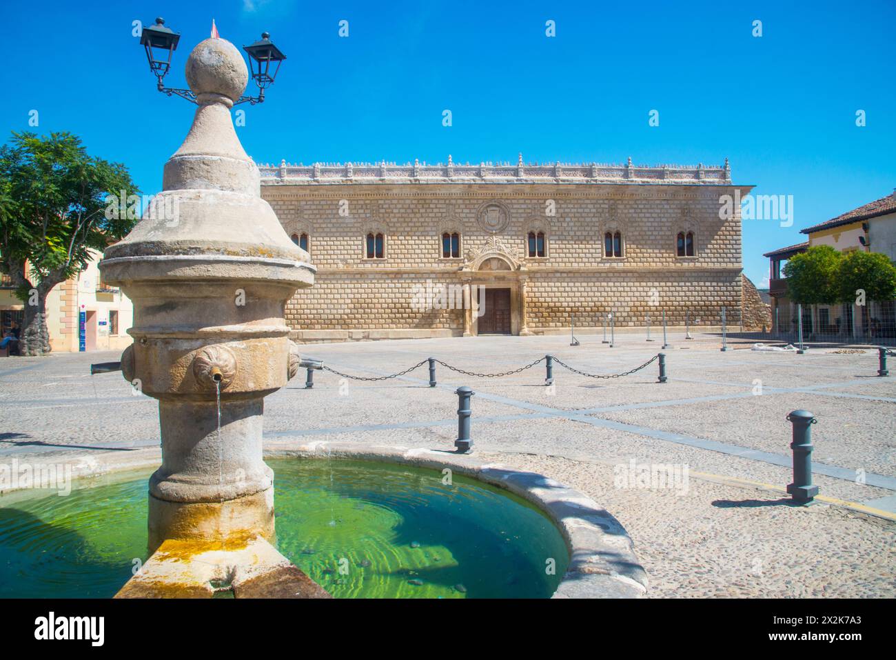 Fontaine et Palais Ducal. Plaza Mayor, Cogolludo, province de Guadalajara, Castille La Manche, Espagne. Banque D'Images