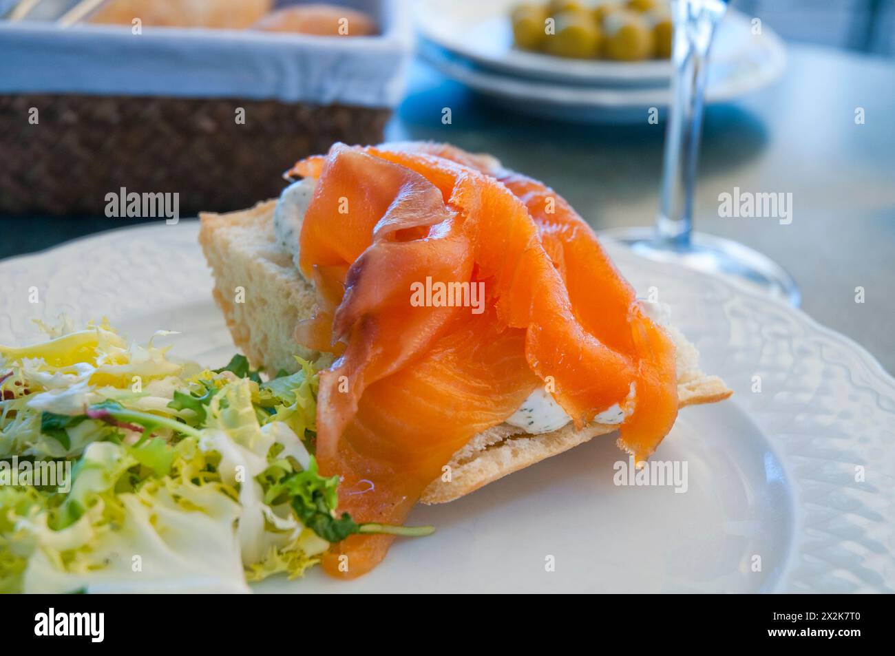 Tapa espagnole : saumon fumé. Espagne. Banque D'Images