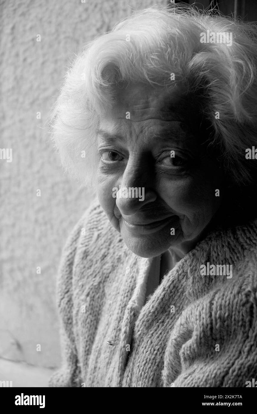 Portrait de vieille femme en souriant et regardant la caméra. Noir et blanc. Banque D'Images