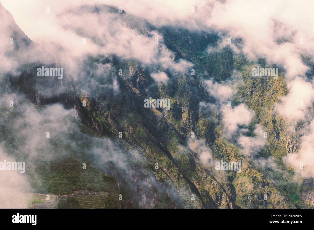 Nuages blancs dans la vallée de montagne au Pérou Banque D'Images
