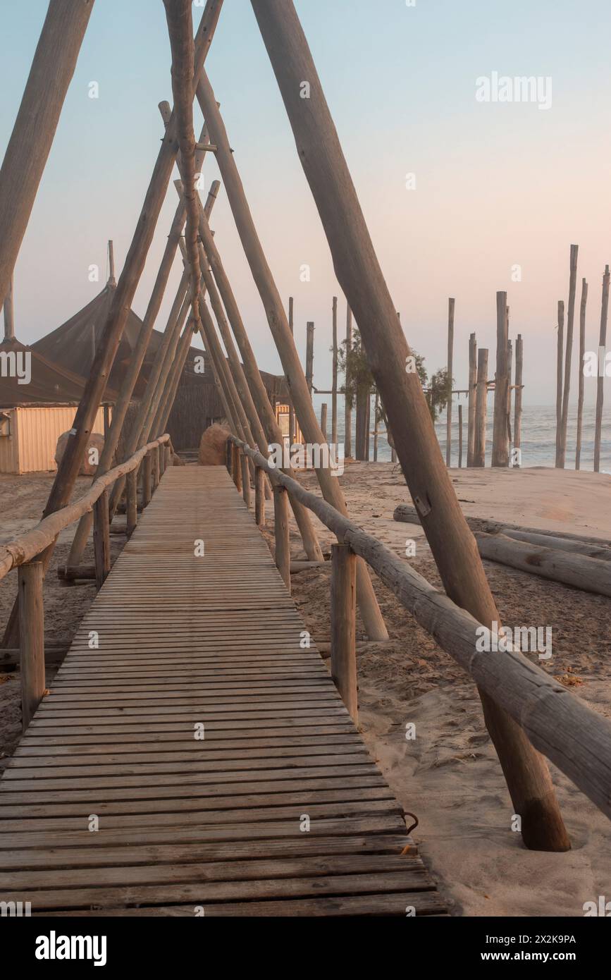 Sentier en bois pittoresque sur la plage de sable près de la ville de Swakopmund en Namibie Banque D'Images