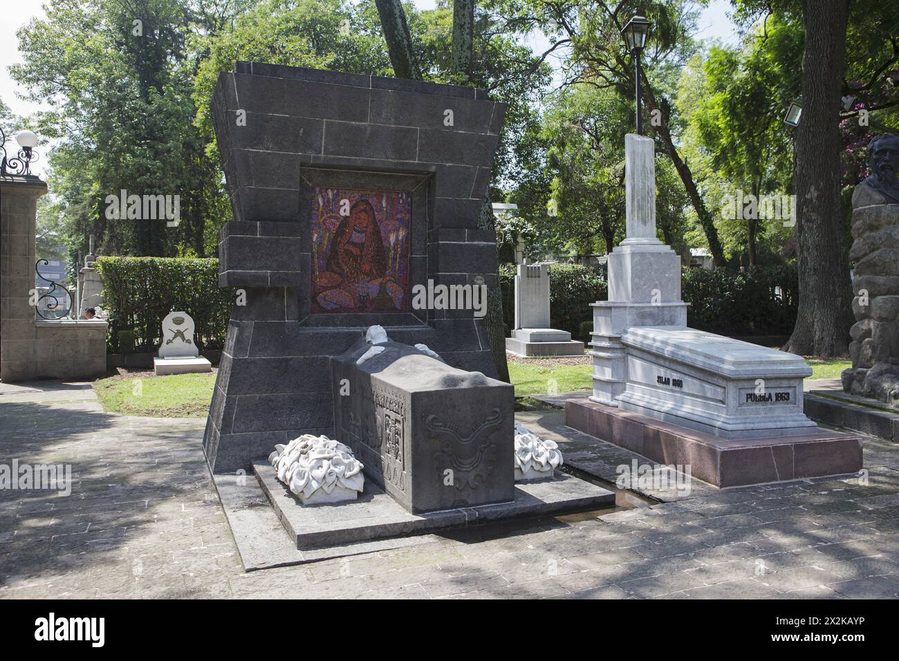 Mexico, Mexique, 10 août 2018, tombe du peintre et muraliste mexicain Diego Rivera (1886-1957) à l'intérieur de la Rotonda de las Personas Ilustres au Panteon civil de Dolores, le plus grand cimetière de Mexico. dans la Rotonda de las Personas Ilustres sont conservés les restes mortels de ceux qui ont apporté une contribution importante à l'histoire du Mexique dans les domaines militaire, scientifique, civique ou culturel. ©Isabella de Maddalena/opale.photo Banque D'Images