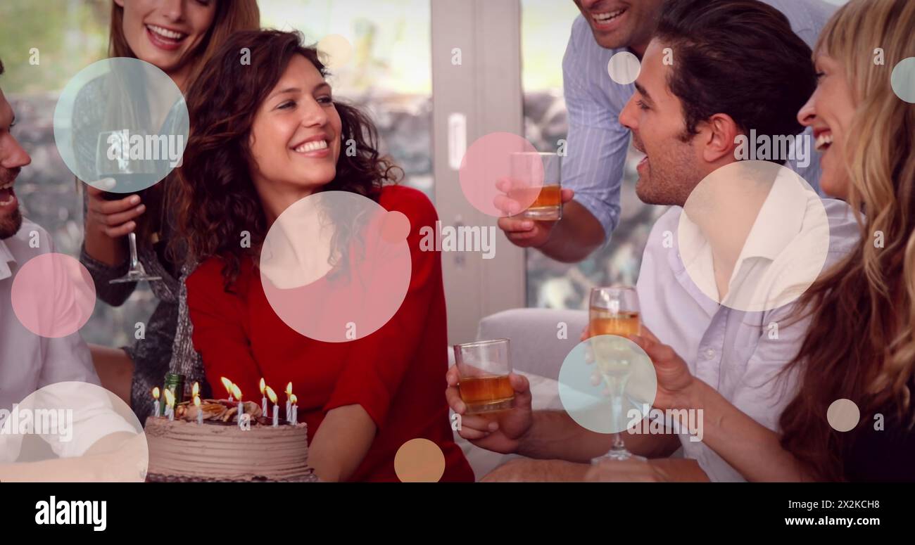 Image de points blancs sur des amis heureux et divers femmes et hommes buvant du vin et parlant Banque D'Images