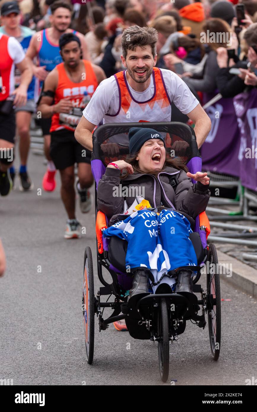 Les comédiens Ivo Graham et Rosie Jones participant au TCS London Marathon 2024 en passant par Tower Hill, Londres, Royaume-Uni. Banque D'Images