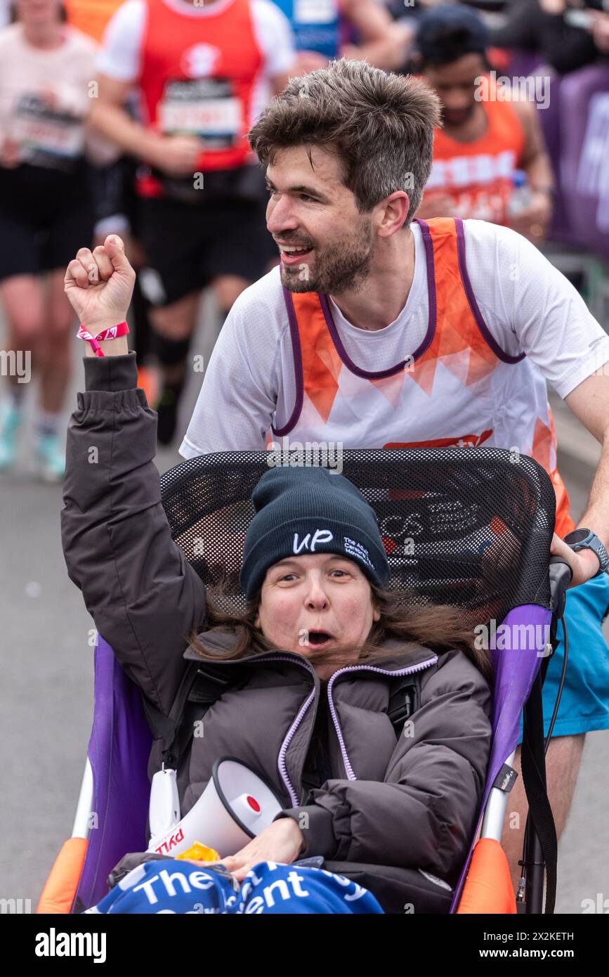 Les comédiens Ivo Graham et Rosie Jones participant au TCS London Marathon 2024 en passant par Tower Hill, Londres, Royaume-Uni. Banque D'Images