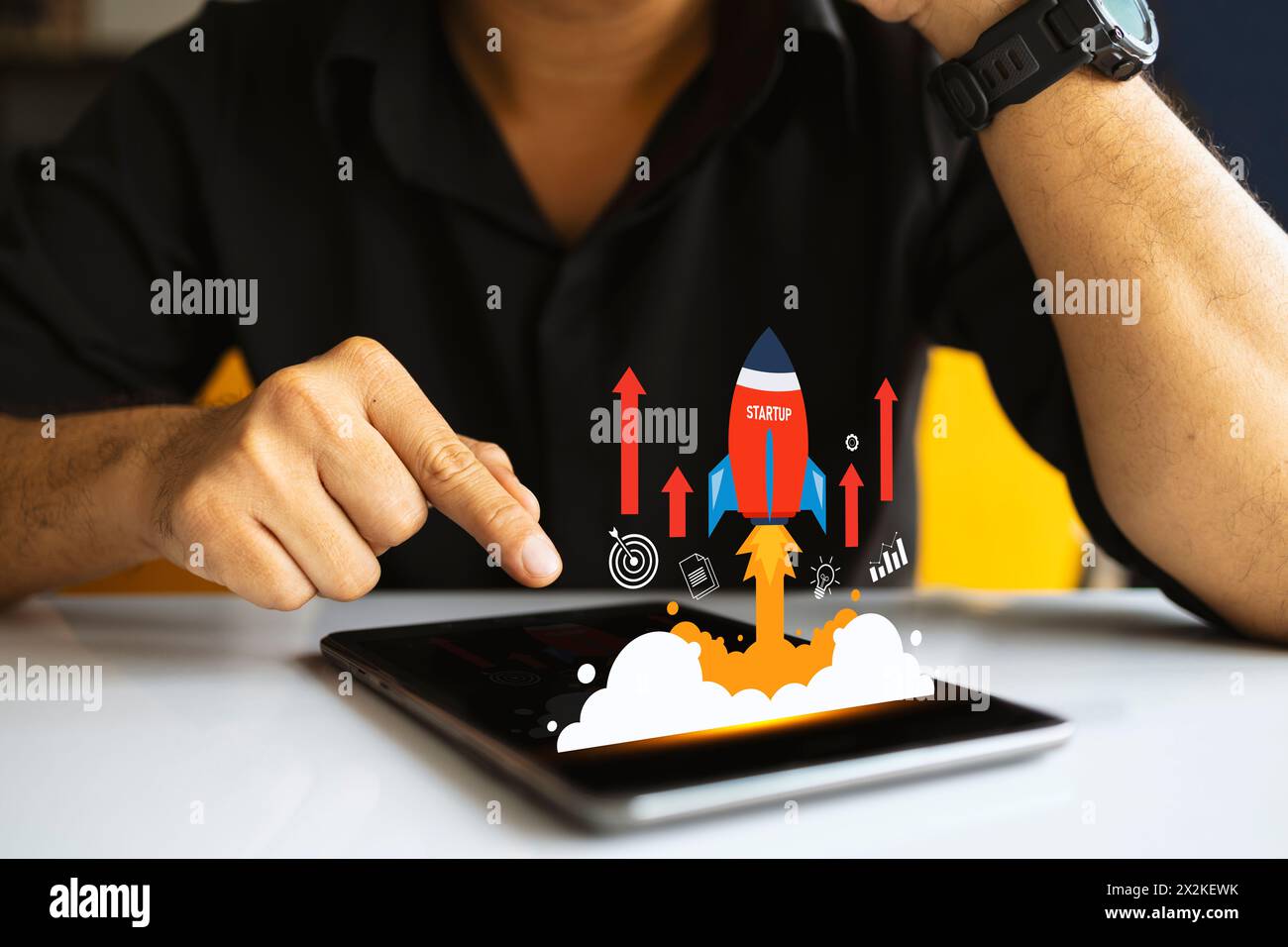 Concept de stratégie de croissance et de réussite de l'entreprise. fusée symbolisant le succès des startups et l’accélération de la croissance. Augmentation des bénéfices, augmentation des bénéfices financiers Banque D'Images