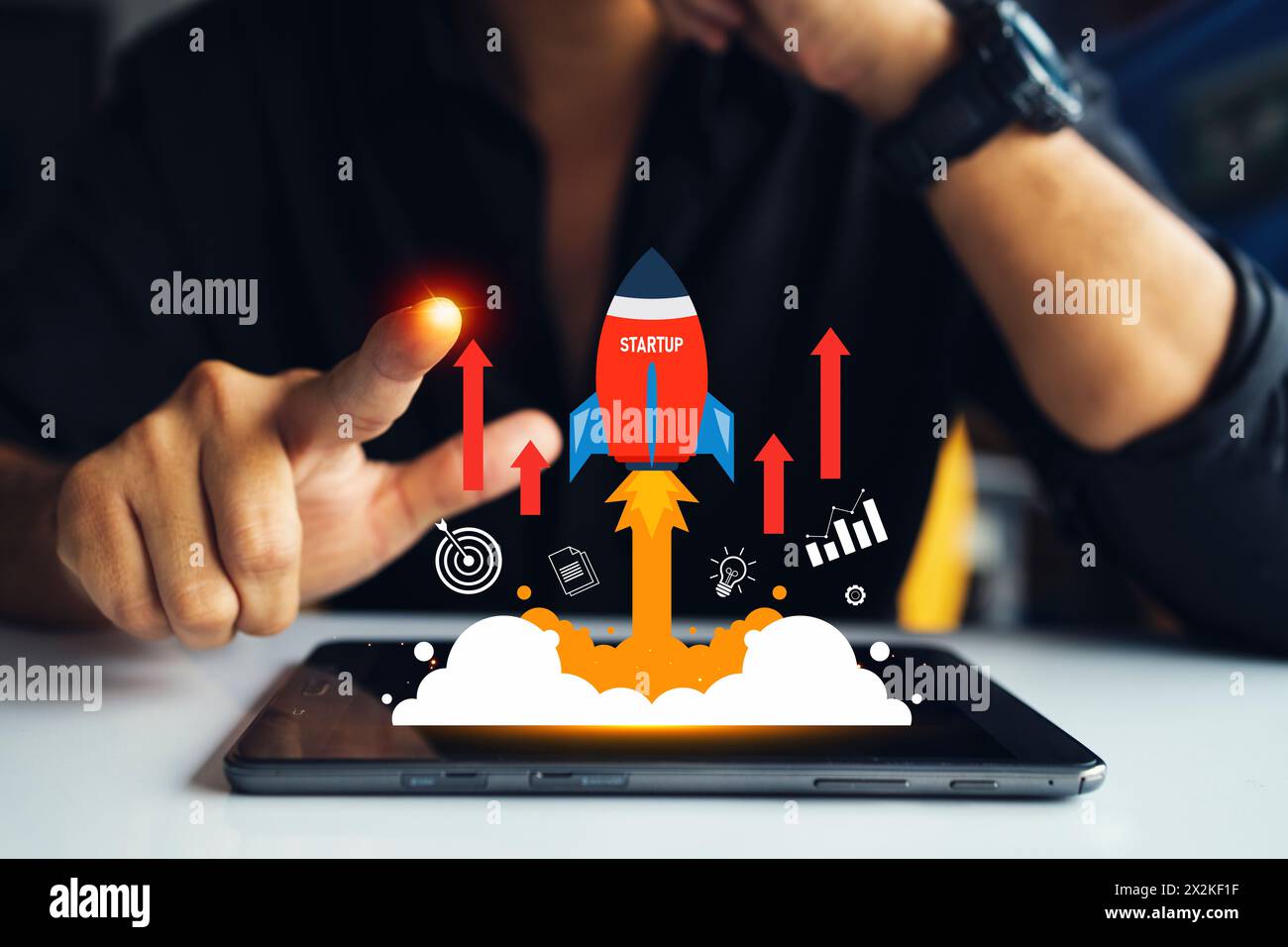 Concept de stratégie de croissance et de réussite de l'entreprise. fusée symbolisant le succès des startups et l’accélération de la croissance. Augmentation des bénéfices, augmentation des bénéfices financiers Banque D'Images