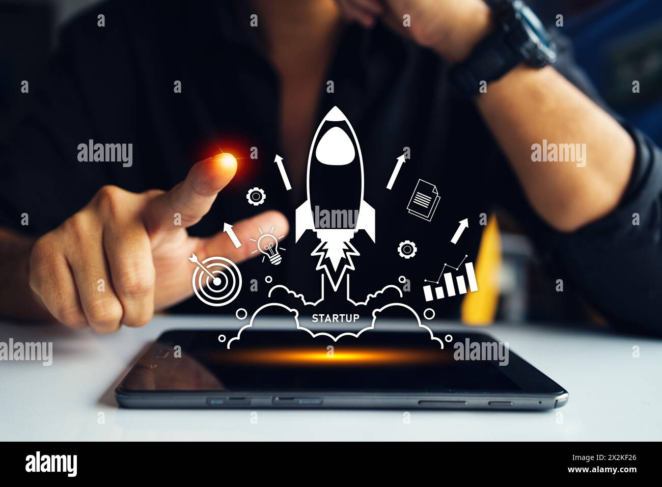 Concept de stratégie de croissance et de réussite de l'entreprise. fusée symbolisant le succès des startups et l’accélération de la croissance. Augmentation des bénéfices, augmentation des bénéfices financiers Banque D'Images