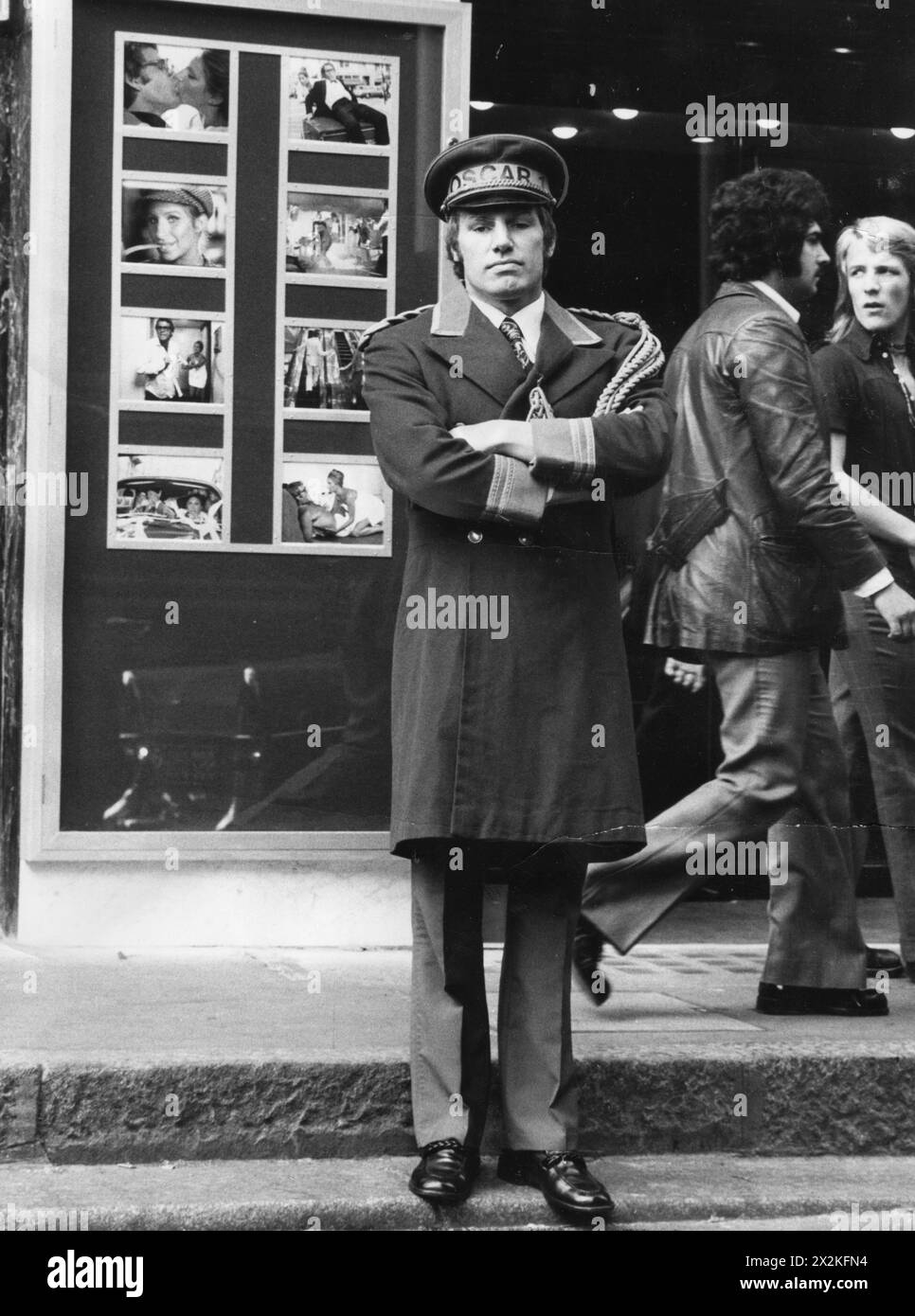 Walker, William 'Billy', * 3,3.1939, athlète britannique (boxeur), devant sa salle de cinéma 'Oscar 1', AUTORISATION-DROITS-SUPPLÉMENTAIRE-INFO-NON-DISPONIBLE Banque D'Images