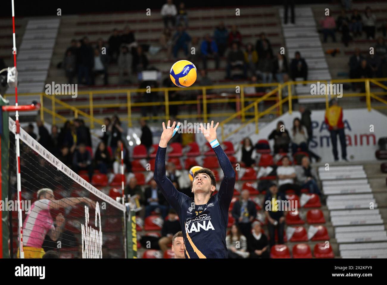 Vérone, Italie. 22 avril 2024. Luca Spirito de Rana Vérone lors du match entre Rana Vérone et Valsa Group Modena, demi-finale des qualifications de la Challenge Cup of Superlega Italian Volleball Championship 2023/2024 au Pala AGSM-AIM le 22 avril 2024, Vérone, Italie. Pendant les éliminatoires 5Â° Posto - Rana Verona VS Valsa Group Modena, match de Volleyball Italien Serie A Men Superligue à Vérone, Italie, 22 avril 2024 crédit : Agence photo indépendante/Alamy Live News Banque D'Images