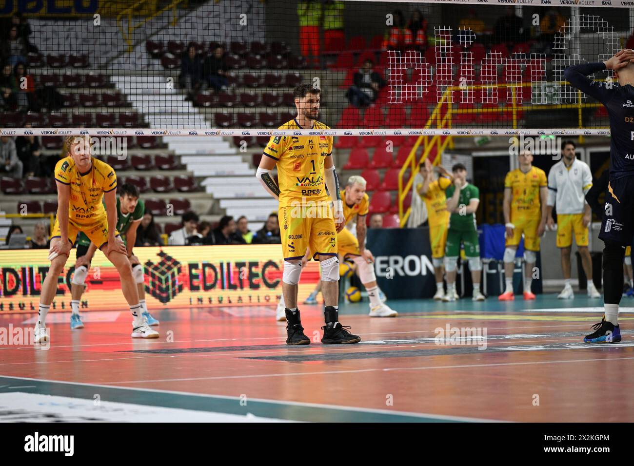 Vérone, Italie. 22 avril 2024. Brino Mossa de Valsa Group Modena lors du match entre Rana Verona et Valsa Group Modena, demi-finale des qualifications de la Coupe Challenge éliminatoire du Championnat Italien de volleball Superlega 2023/2024 au Pala AGSM-AIM le 22 avril 2024, Vérone, Italie. Pendant les éliminatoires 5Â° Posto - Rana Verona VS Valsa Group Modena, match de Volleyball Italien Serie A Men Superligue à Vérone, Italie, 22 avril 2024 crédit : Agence photo indépendante/Alamy Live News Banque D'Images