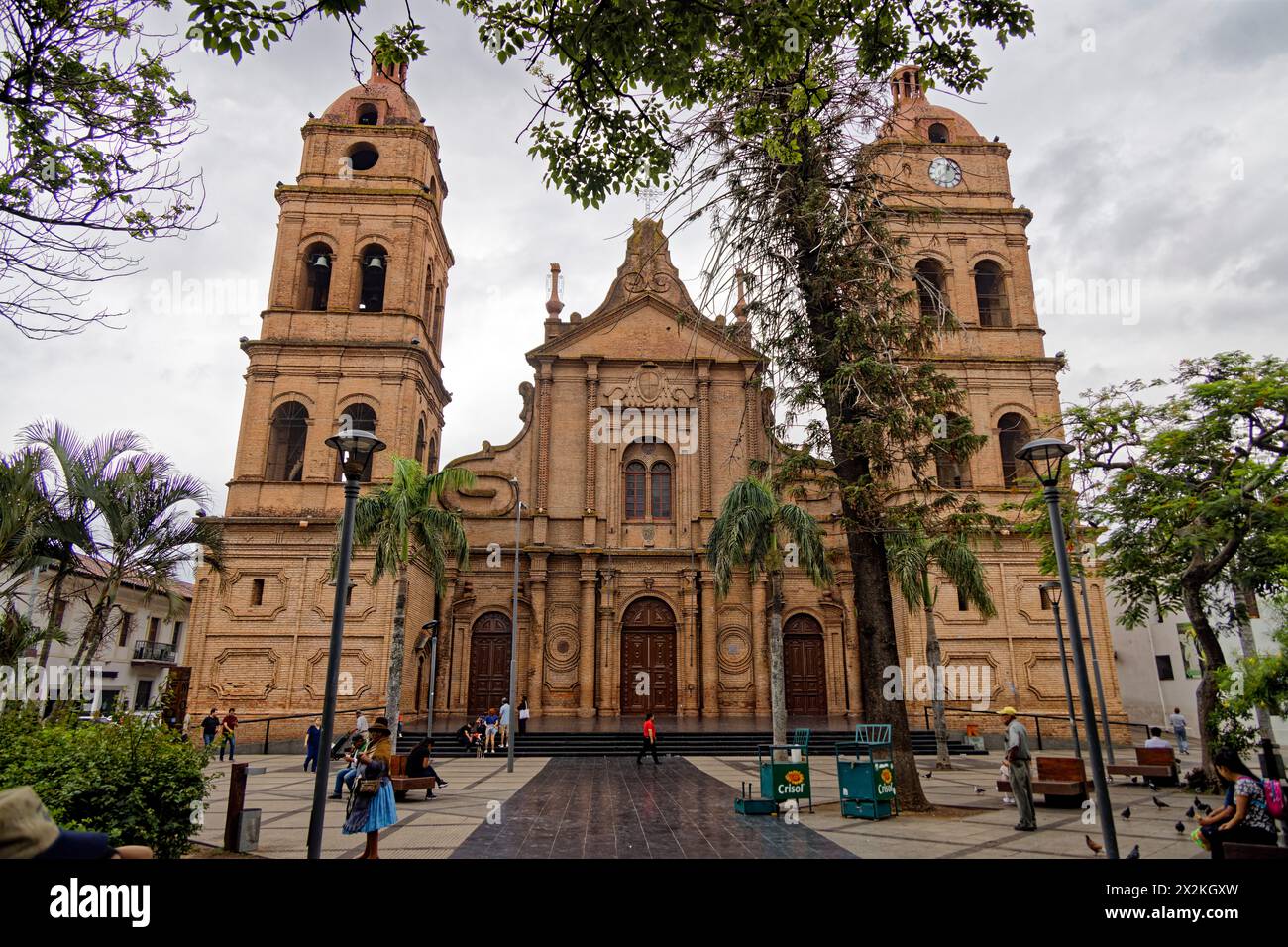Santa Cruz de la Sierra, Bolivie. 12 janvier 2024. La Catedral Metropolitana Basílica Menor de San Lorenzo, est un bâtiment imposant, avec deux tours Banque D'Images