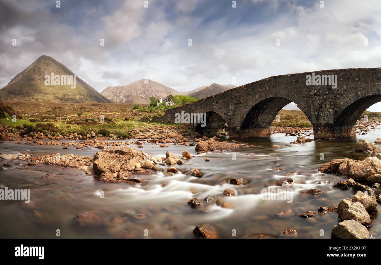 Sligachan Old Bridge avec vue magnifique sur les montagnes Black Cuillin, sur l'île de Skye, Écosse, Royaume-Uni Banque D'Images