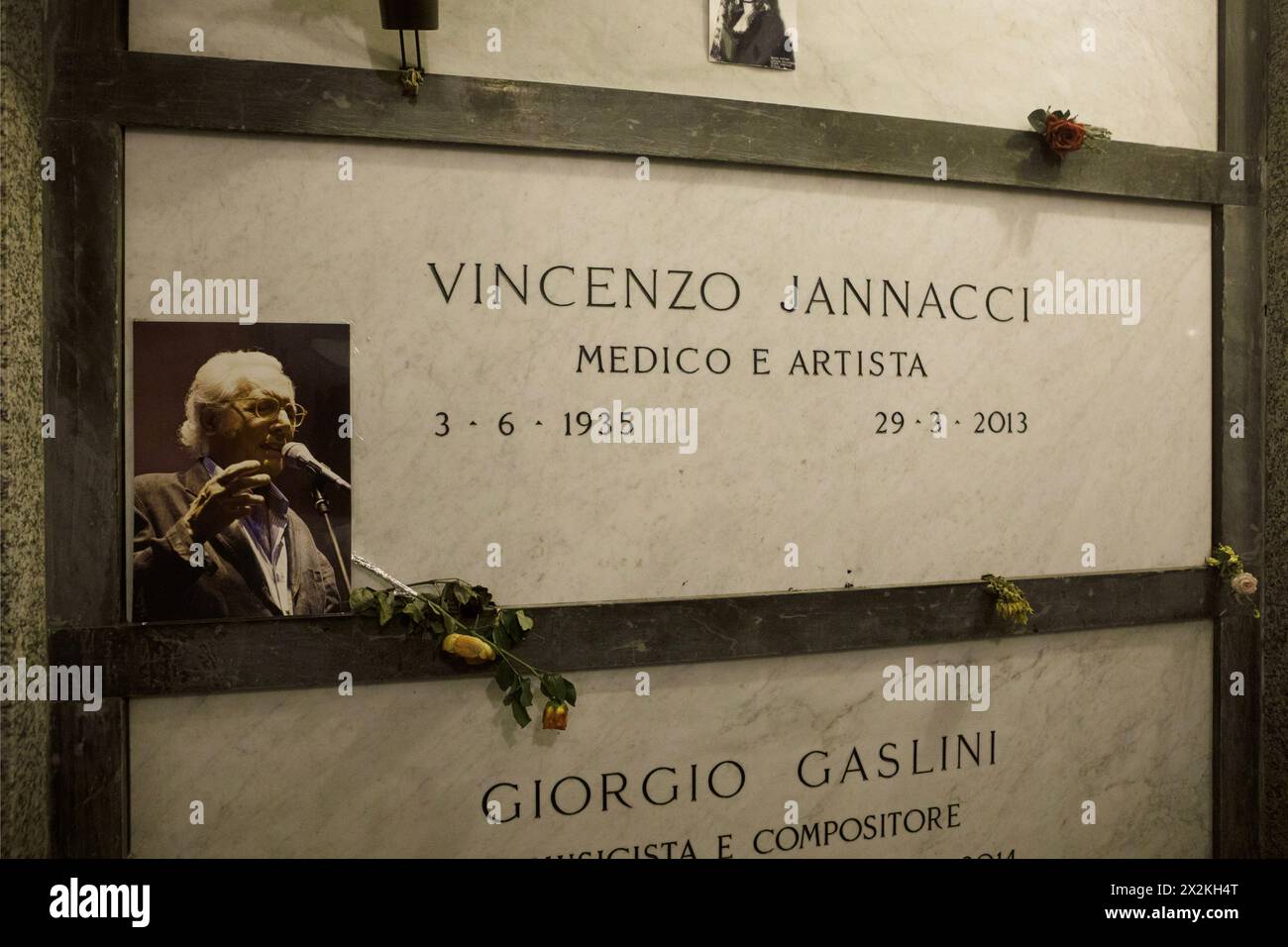 Milan, Italie, 29 décembre 2020. Tombe du chanteur-compositeur-interprète italien, artiste de cabaret, pianiste, acteur, scénariste et docteur Enzo Jannacci (Vincenzo Jannacci, 1935 -2013) dans la crypte du famedio du cimetière monumental de Milan. ©Isabella de Maddalena/opale.photo Banque D'Images