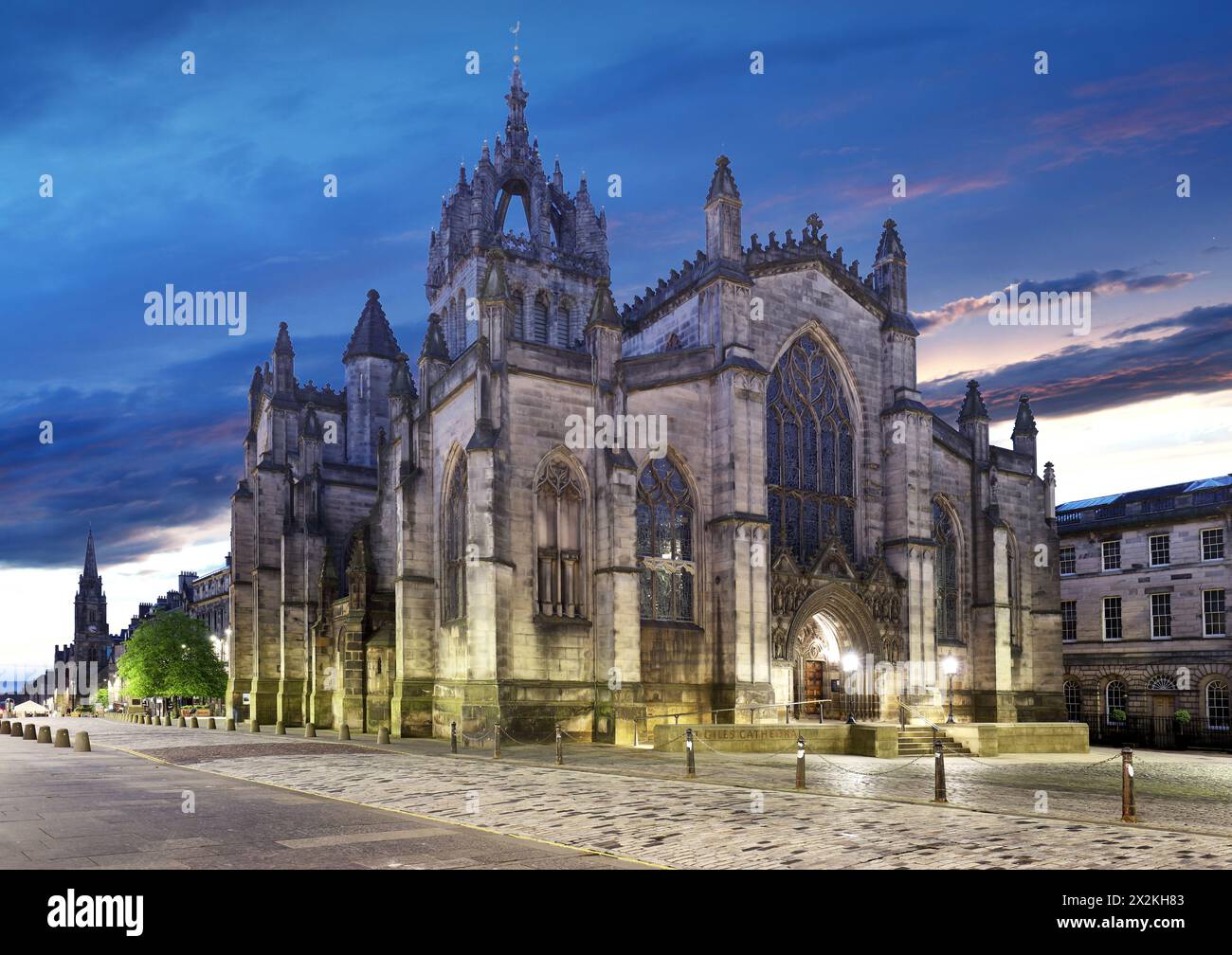 Place du Parlement Ouest avec cathédrale St giles la nuit, panorama - Edimbourg, Ecosse Banque D'Images