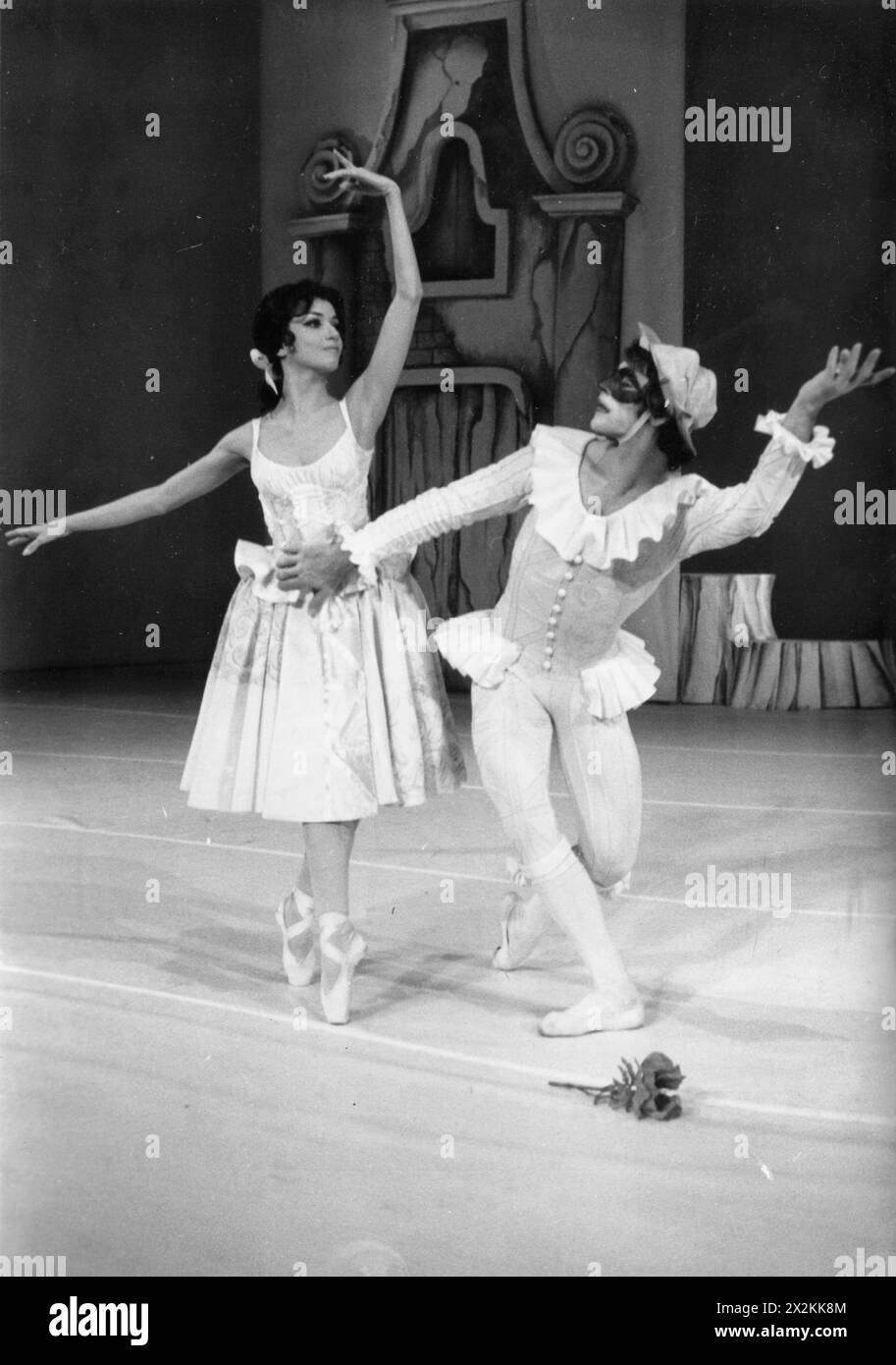 Simion, Rodica, danseuse de ballet roumaine, avec Joan Tugear dans le ballet Pulcinello, SUPPLÉMENT-DROITS-AUTORISATION-INFO-NOT-AVAILABLE Banque D'Images