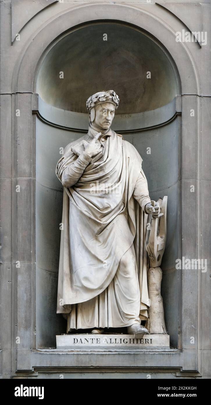 FLORENCE, ITALIE-30 mai 2023 : Statue de Dante Alighieri dans les niches de la colonnade de la Galerie des Offices, Florence, Italie. Banque D'Images