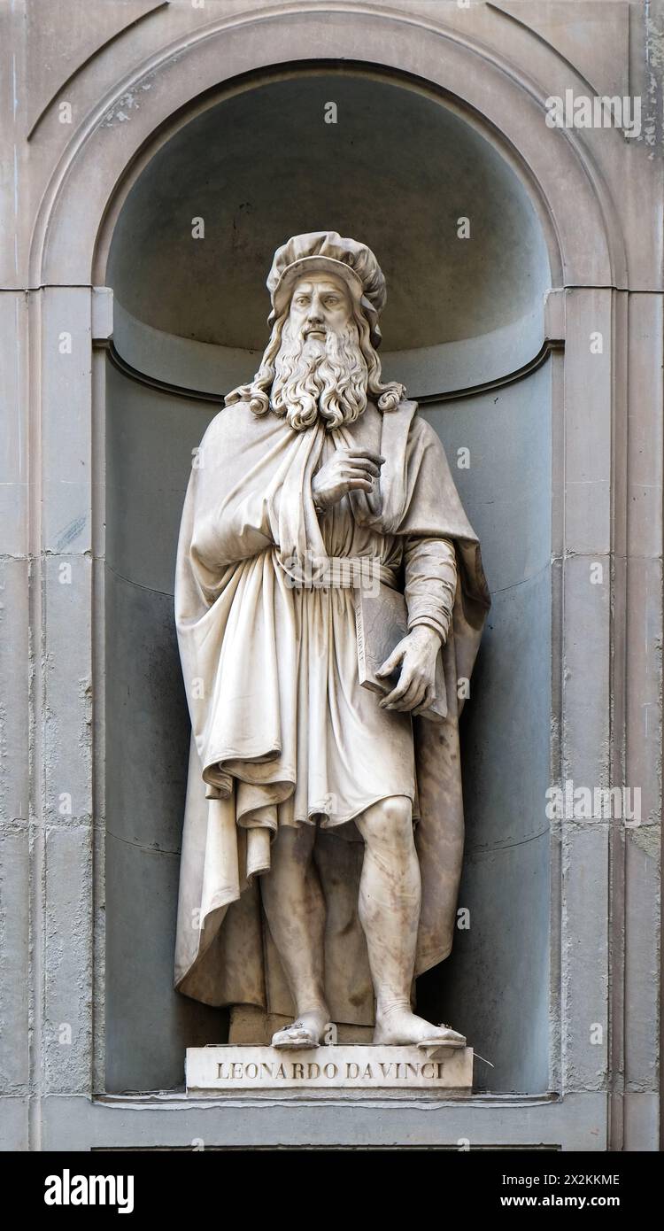 FLORENCE, ITALIE-30 mai 2023 : Statue de Léonard de Davinci dans les niches de la colonnade de la Galerie des Offices, Florence, Italie. Banque D'Images