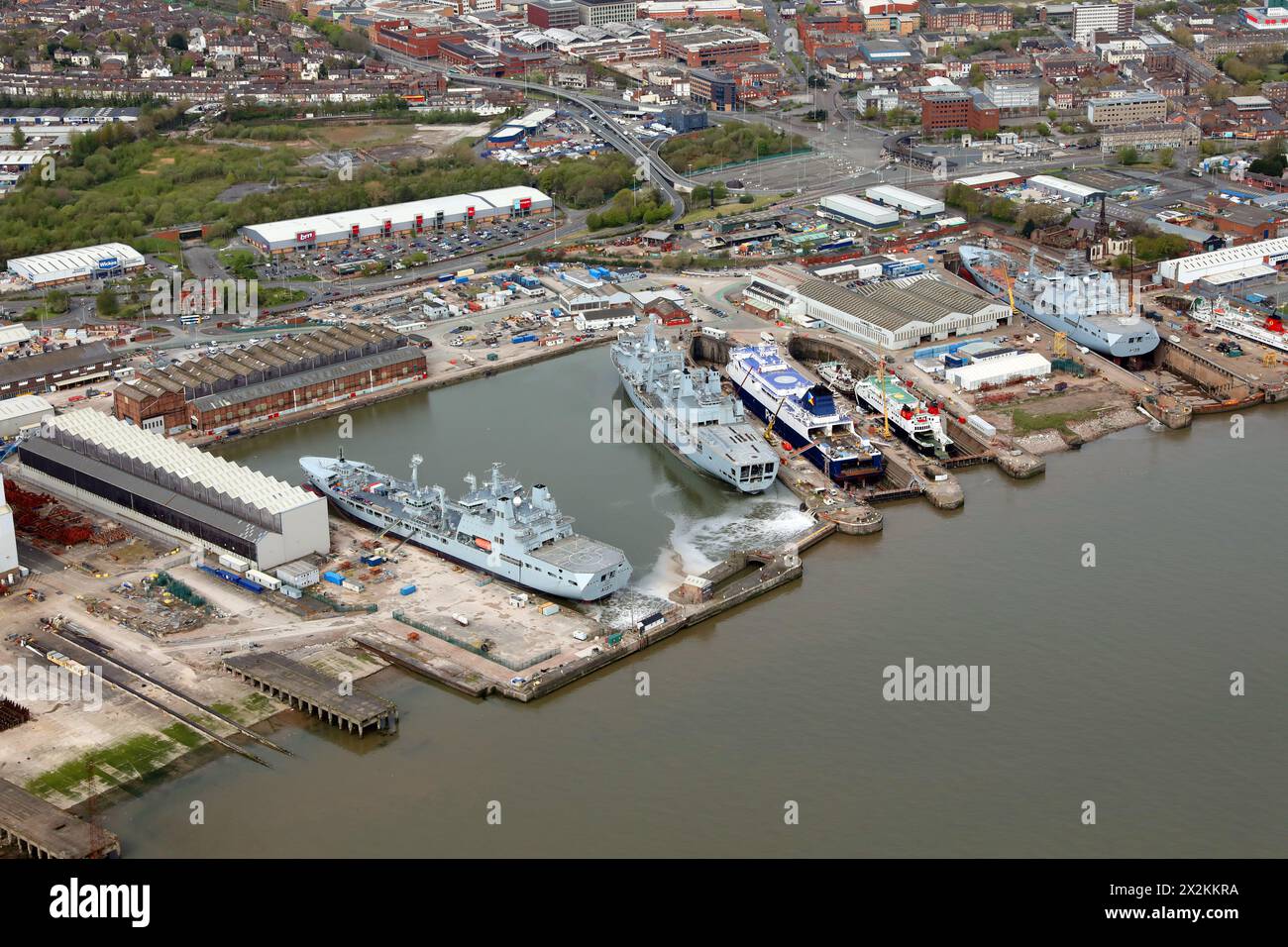 Vue aérienne des installations de construction navale et de réparation navale de Cammell Laird et des quais à Birkenhead, Merseyside Banque D'Images