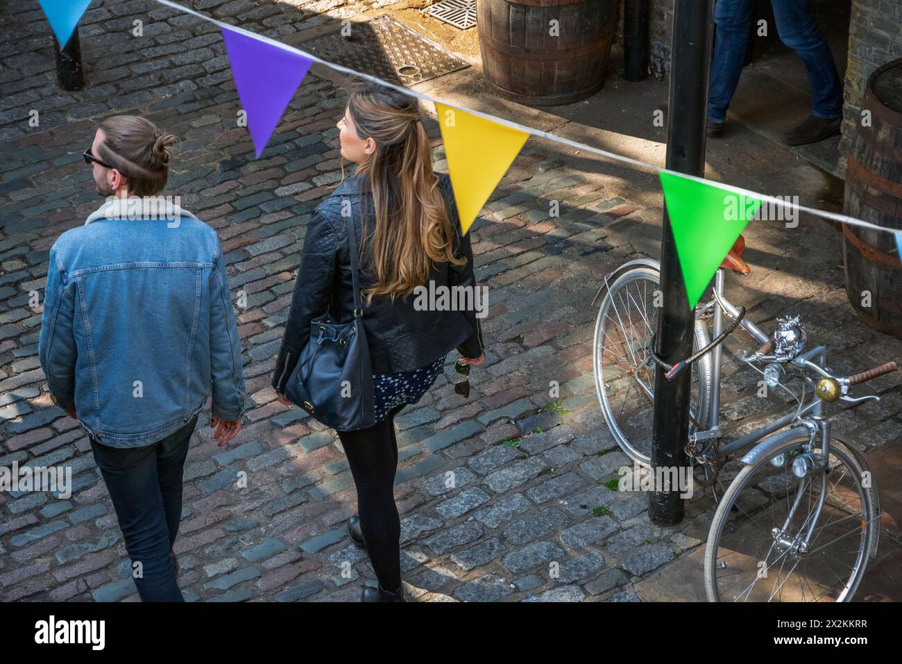 Londres, Royaume-Uni - 18 mai 2023 - un jeune couple aime traîner au marché de Camden Banque D'Images