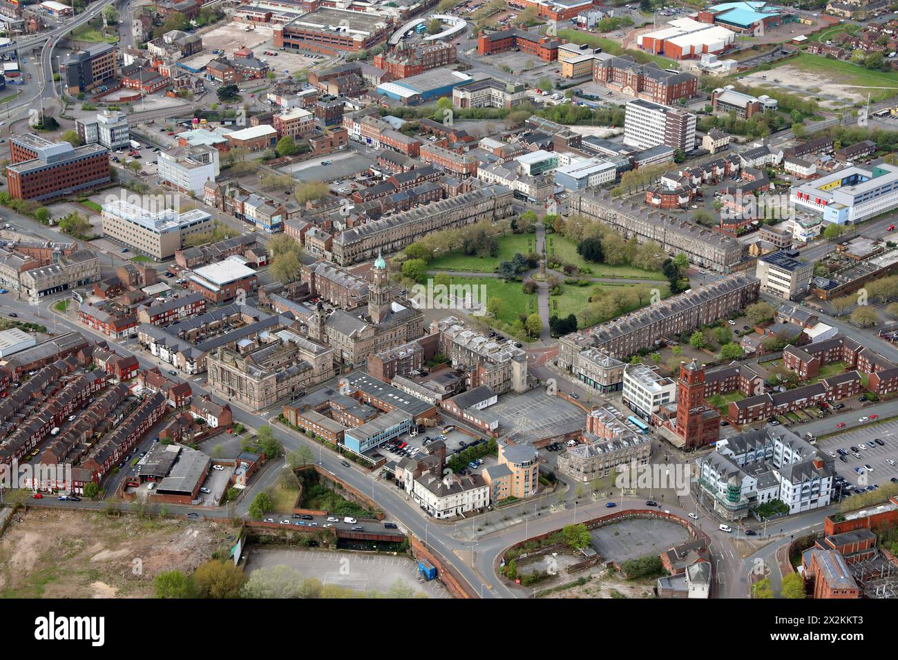 Vue aérienne de Hamilton Square, de la mairie et des environs dans le centre-ville de Birkenhead, Merseyside Banque D'Images