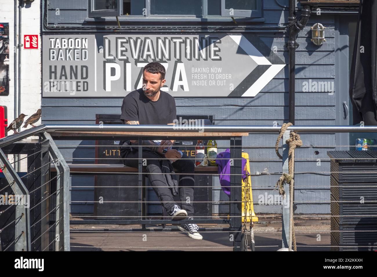 Londres, Royaume-Uni - 18 mai 2023 - Un homme branché profite de la journée ensoleillée au Camden Lock Market Banque D'Images