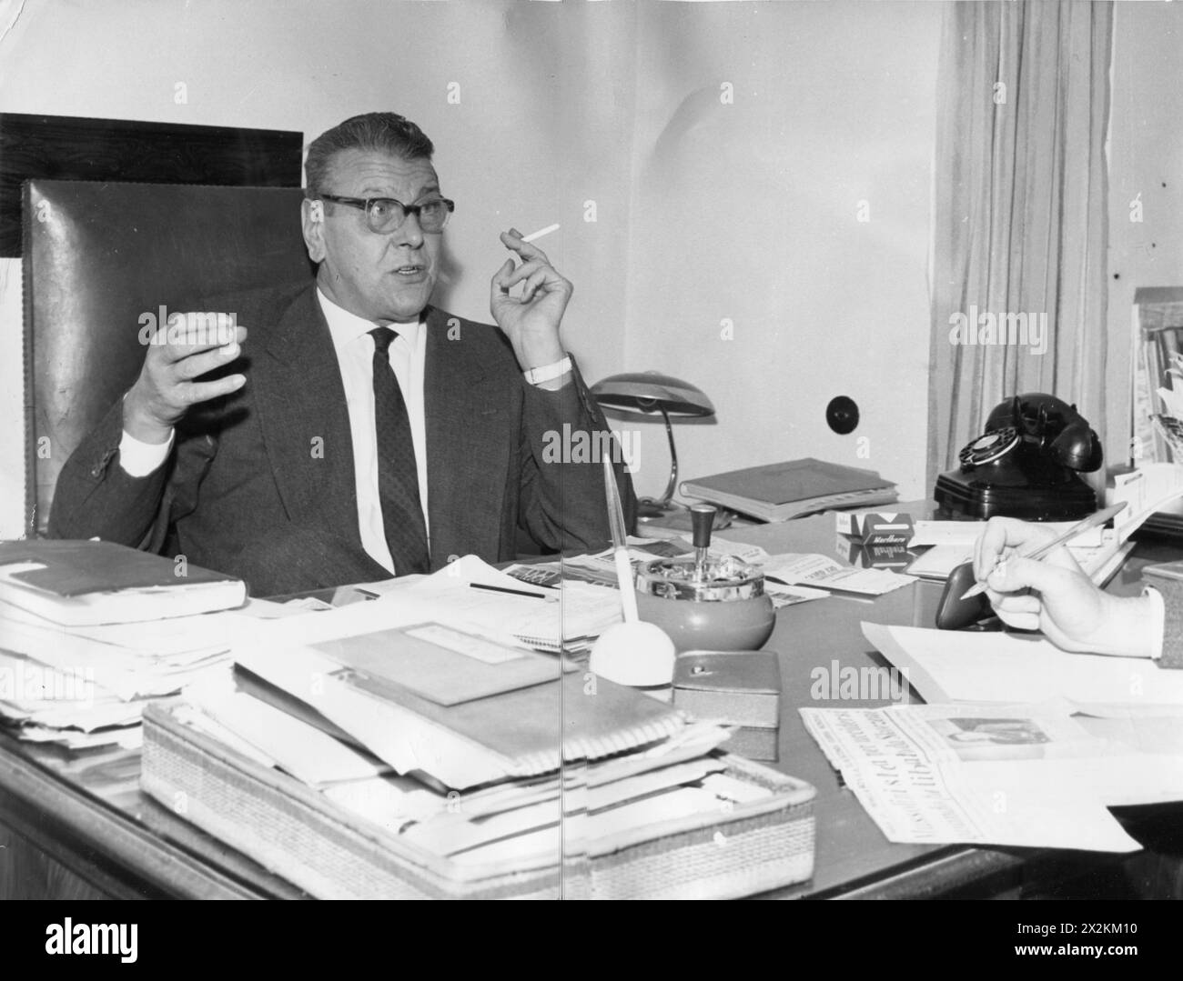 Skorzeny, Otto, 12.6.1908 - 6,7.1975, officier SS autrichien et marchand d'armes, dans son bureau, Madrid, vers 1963, USAGE ÉDITORIAL EXCLUSIF Banque D'Images