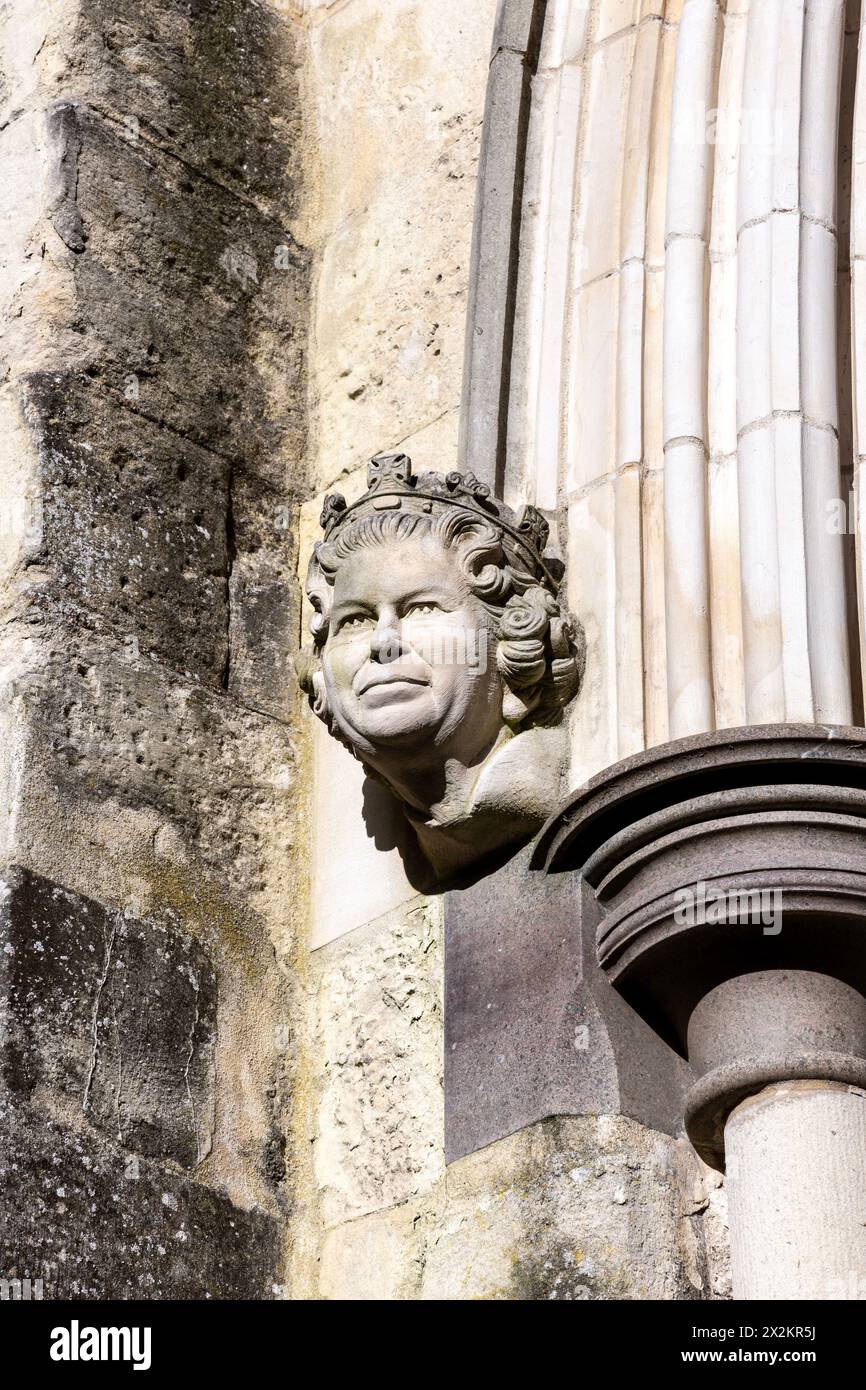 Chef de la reine Elizabeth II à l'entrée principale de la cathédrale de Chichester, Chichester, West Sussex, Angleterre Banque D'Images