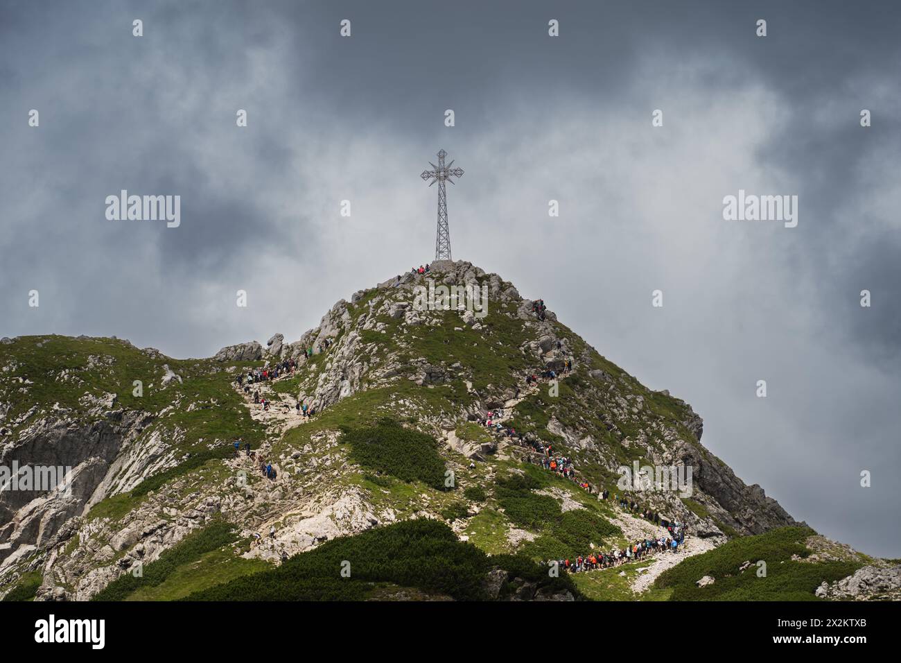 Pologne, Zakopane 25 juillet 2023. Les gens affluent vers la haute montagne avec la croix de Giewont. Le ciel est couvert de nuages. Banque D'Images