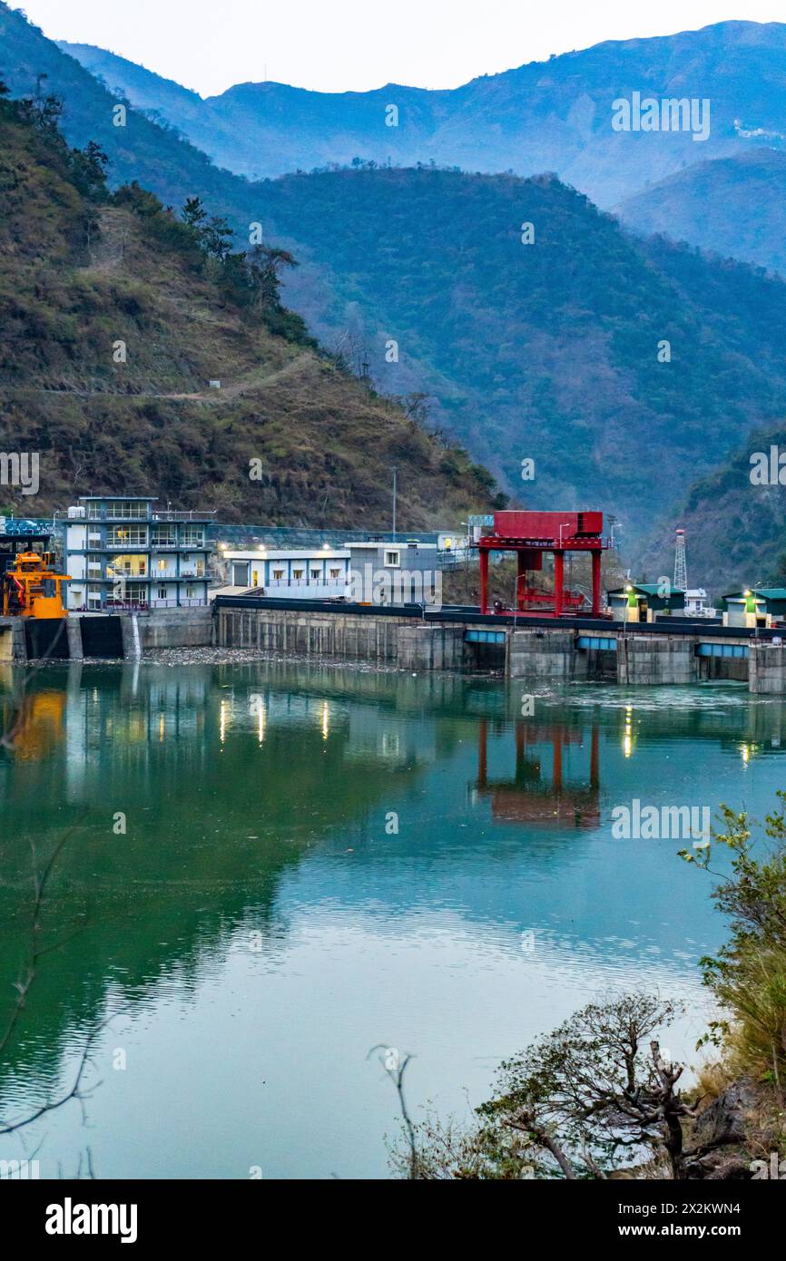 April10th2024, Uttarakhand India.Explorez les implications environnementales du projet de barrage Lakhwar-Vyasi sur la rivière Yamuna, avec les collines environnantes A. Banque D'Images