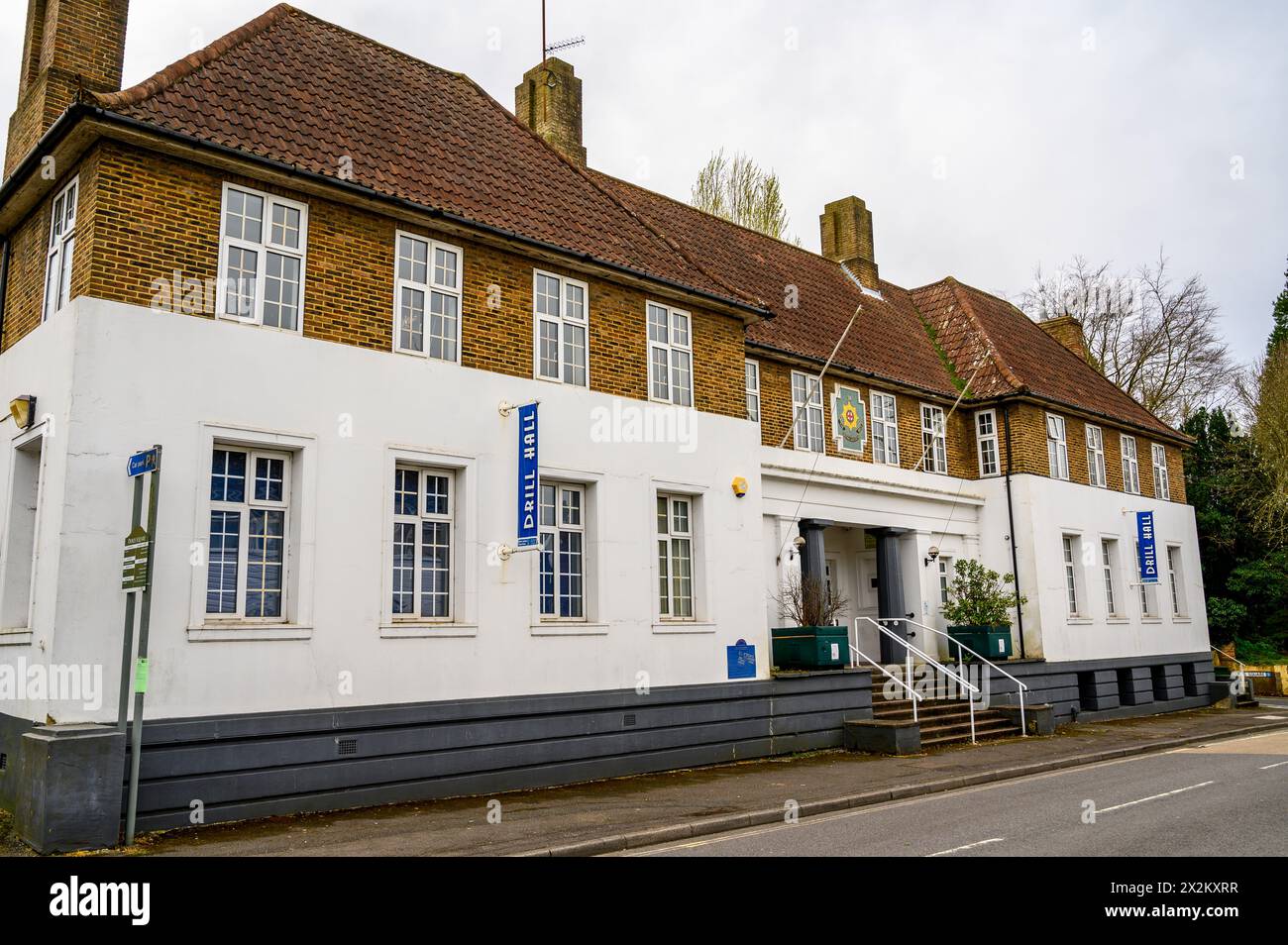 Le Drill Hall à Horsham, anciennement domicile du Royal Sussex Regiment, est maintenant utilisé pour des événements sociaux et dispose d'un studio d'enregistrement. West Sussex, Angleterre. Banque D'Images