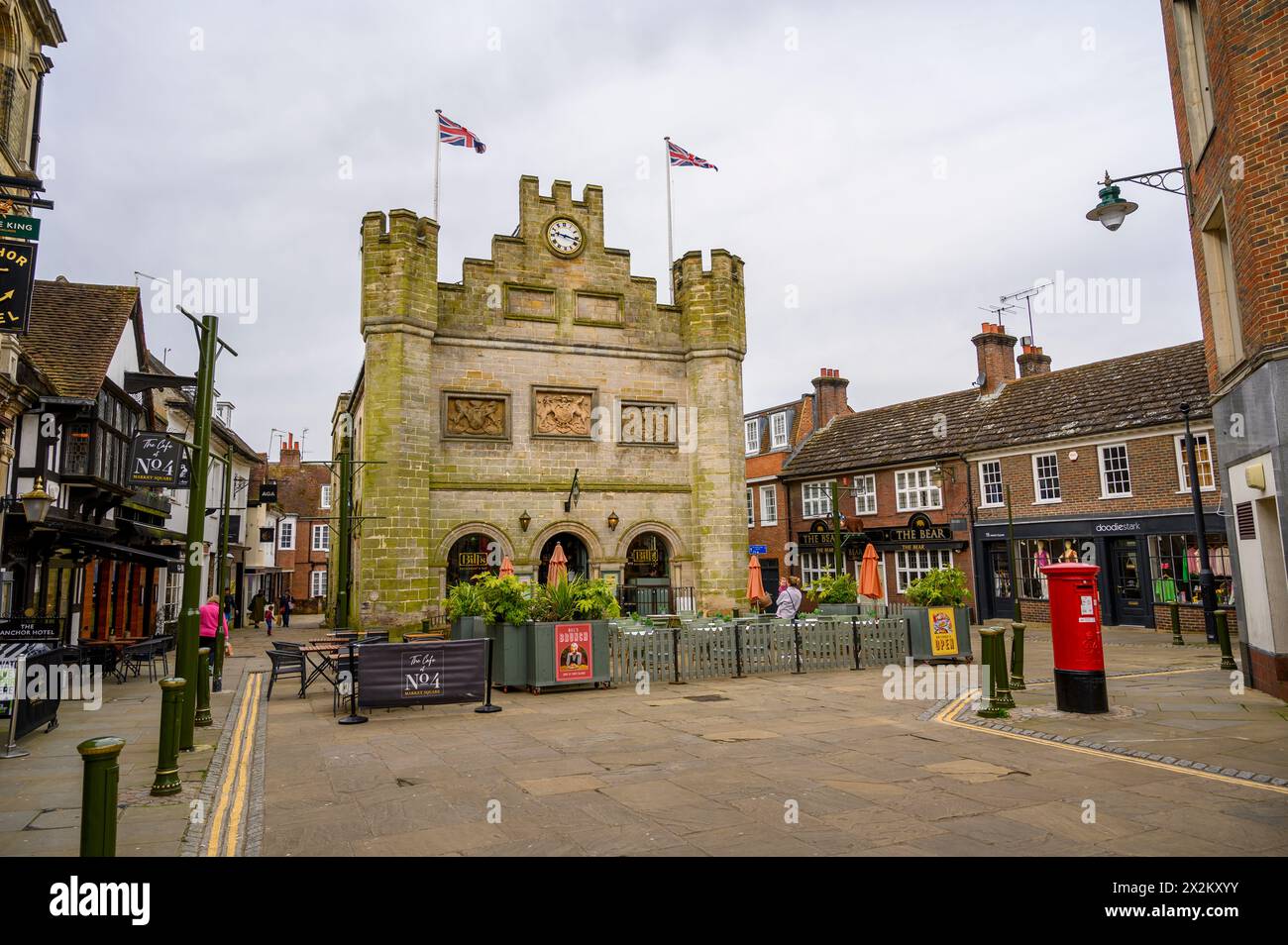 L'ancien hôtel de ville sur la place du marché dans la ville historique de Horsham dans le Sussex de l'Ouest, en Angleterre. Banque D'Images