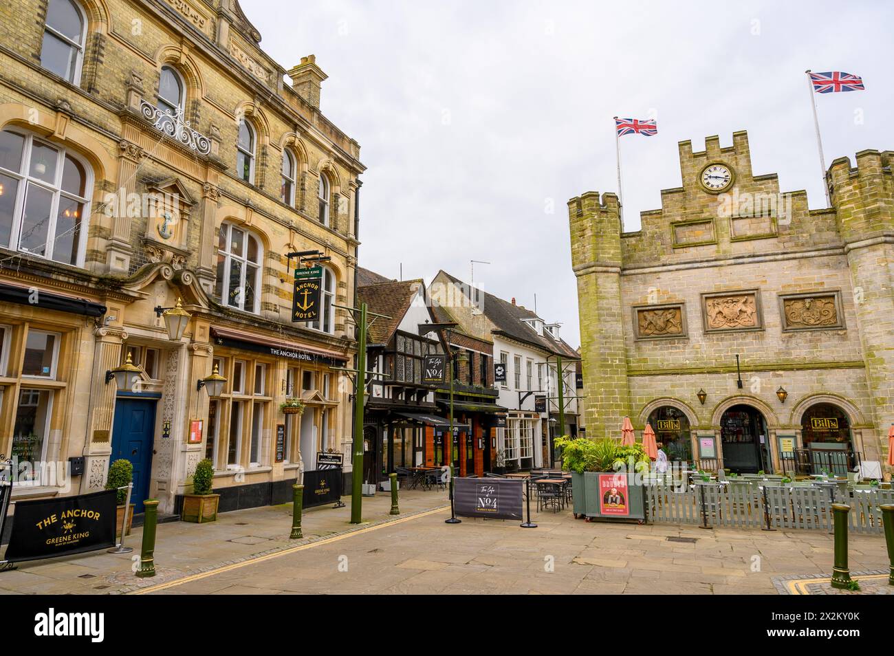 L'ancien hôtel de ville et l'hôtel Anchor sur la place du marché dans la ville historique de Horsham dans le Sussex de l'Ouest, en Angleterre. Banque D'Images