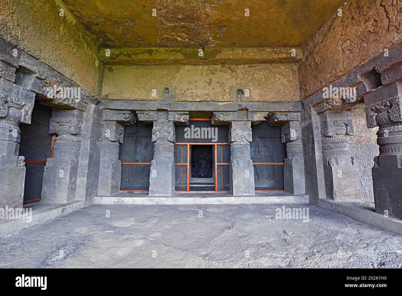 Grottes bouddhistes Ellora : grotte n° 6 vue de la façade latérale centrale, les piliers et pilastres de ce sanctuaire central montrent de beaux chapiteaux purnaghata (pot), wi Banque D'Images