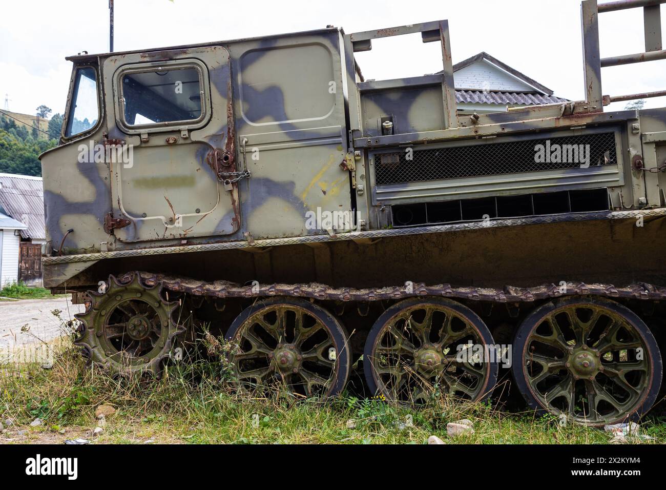 Vieux véhicule tout-terrain à chenilles de l'armée soviétique rouillé. Banque D'Images