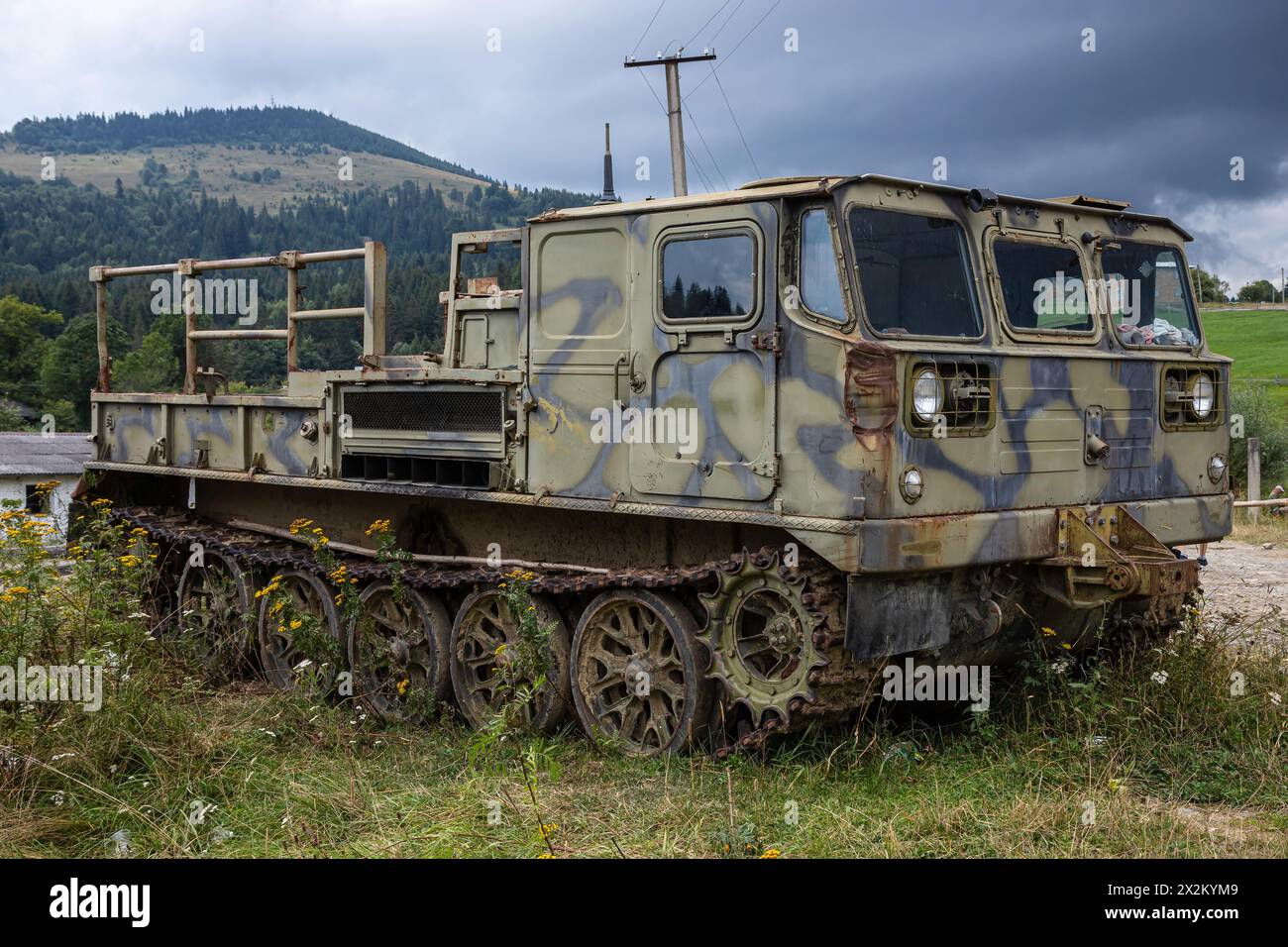 Vieux véhicule tout-terrain à chenilles de l'armée soviétique rouillé. Banque D'Images