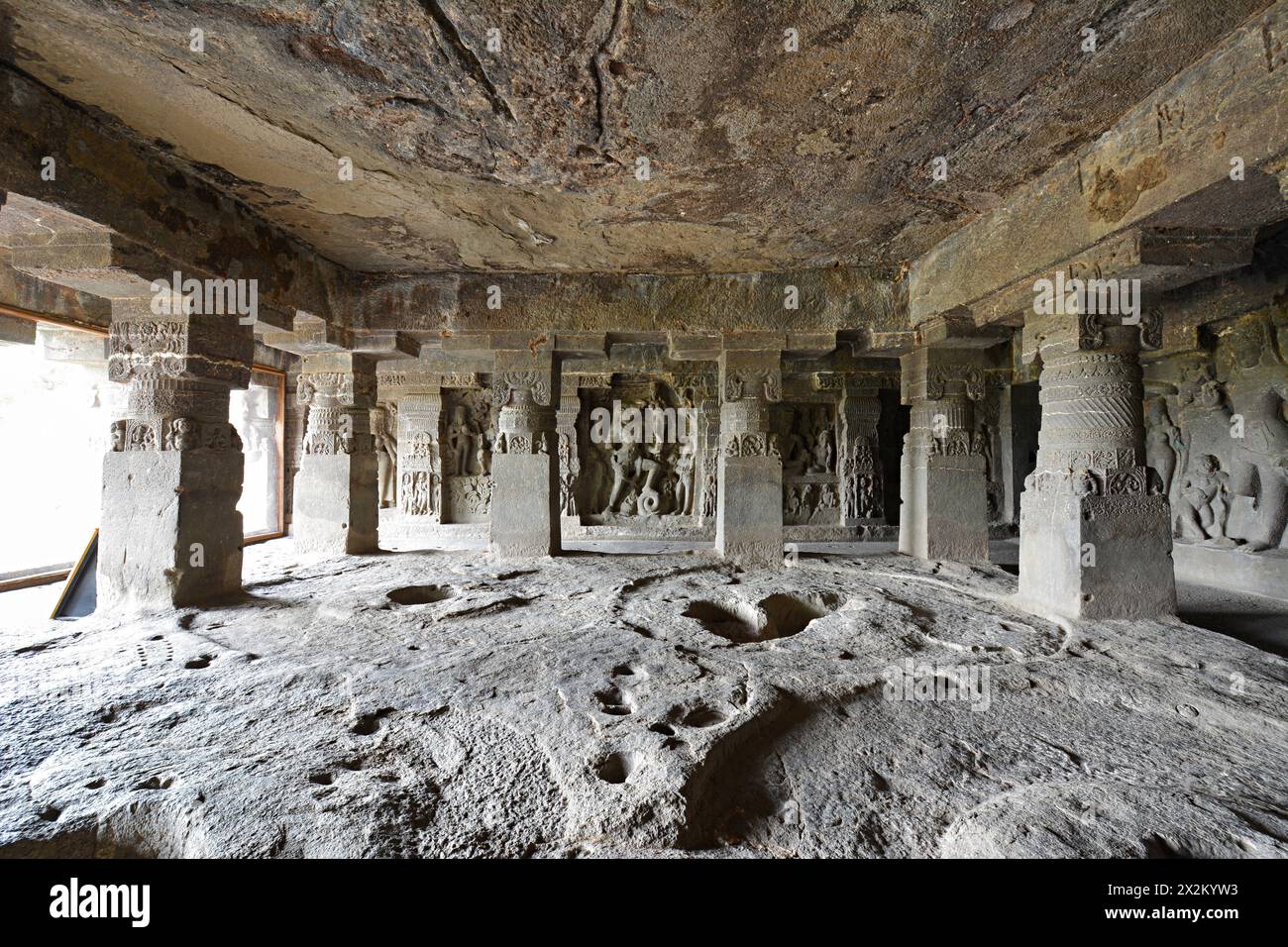 Grottes brahmaniques d'Ellora : grotte No 14- Varaha, Varaha sauver la déesse de la Terre appuie son pied sur les forces sous-marines mouvantes. Banque D'Images