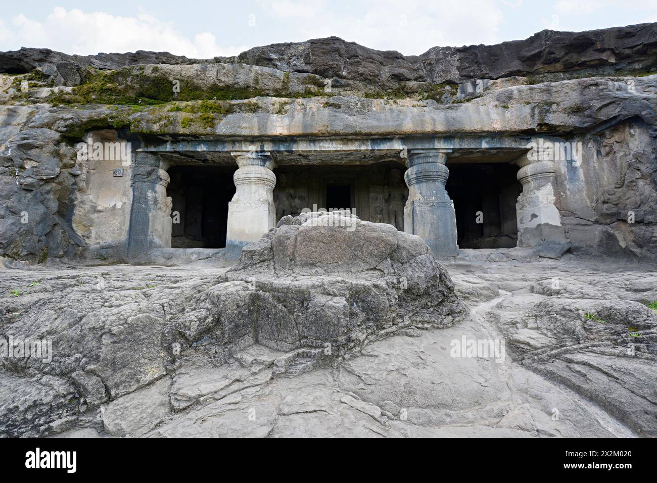 Grottes brahmaniques d'Ellora : grotte n° 20, façade montrant des piliers. Banque D'Images