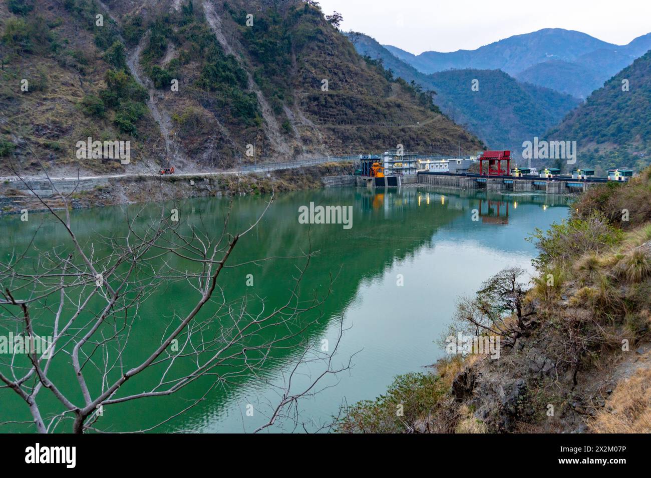April10th2024, Uttarakhand India.Explorez les implications environnementales du projet de barrage Lakhwar-Vyasi sur la rivière Yamuna, avec les collines environnantes A. Banque D'Images