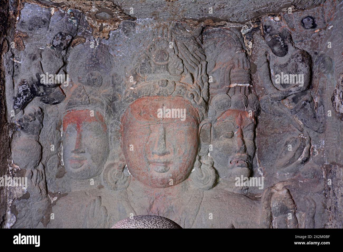 Grottes brahmaniques Ellora : grotte n° 23 gros plan de Maheshmurti. Banque D'Images