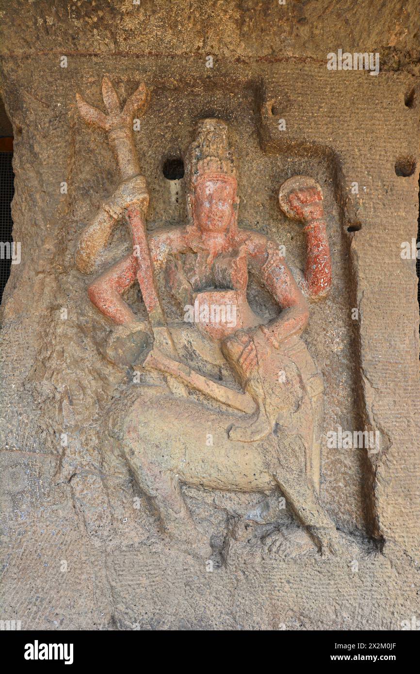 Grottes brahmaniques d'Ellora : grotte no 27 Mahishasuramardini dans niche. Banque D'Images