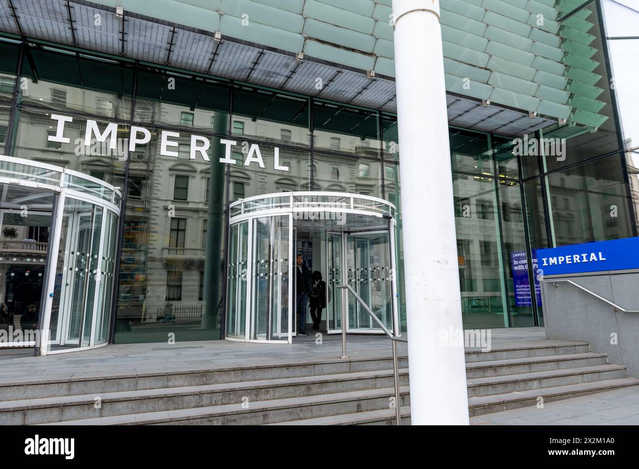 Londres. UK- 04.18.2024. Le panneau de nom et l'entrée de l'Imperial College à South Kensington. Banque D'Images